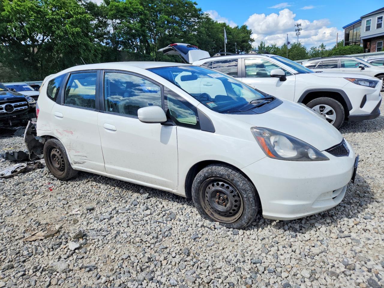 2013 Honda Fit White vin: JHMGE8H32DC037017