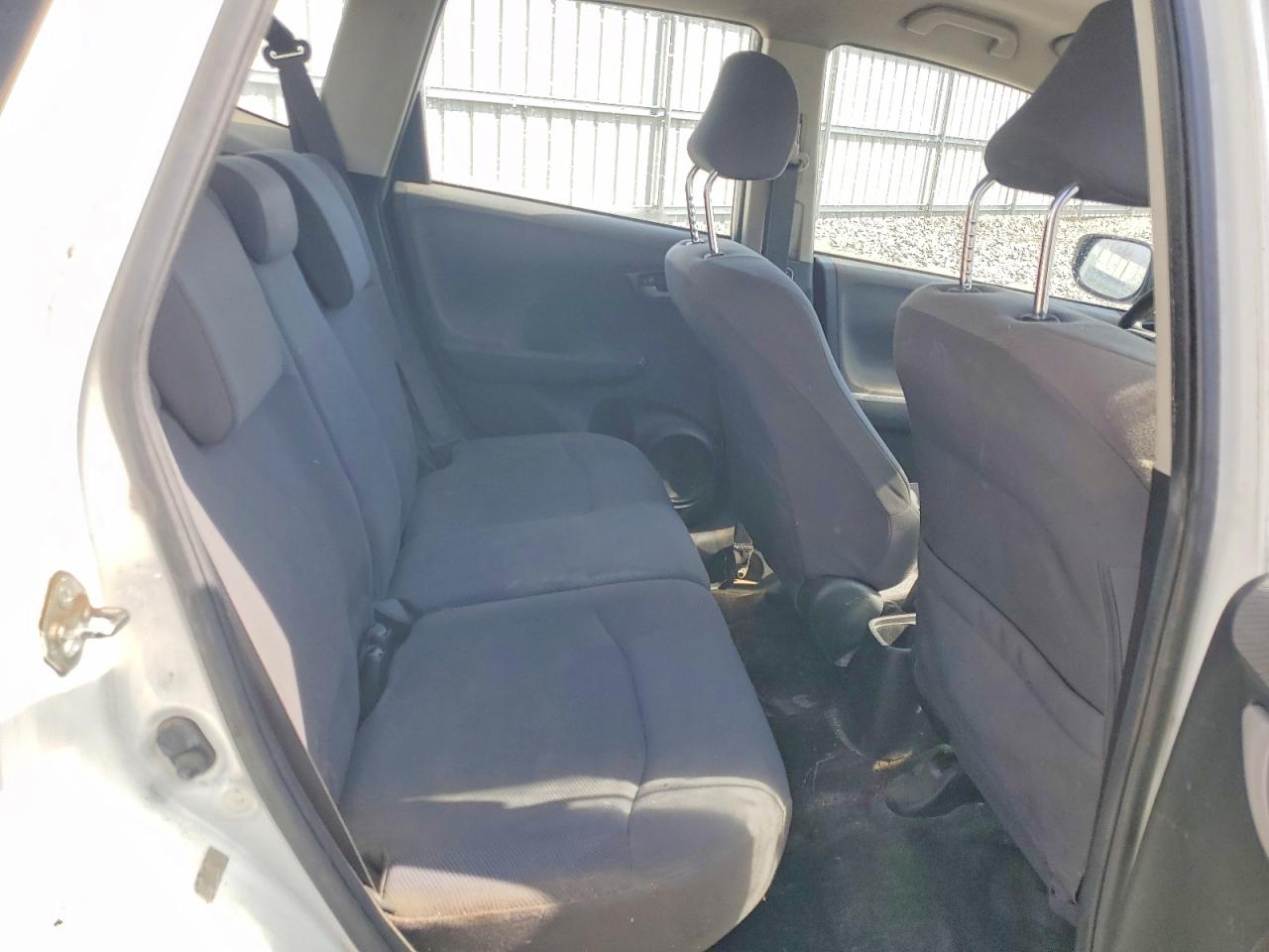 2013 Honda Fit Белый vin: JHMGE8H32DC048938