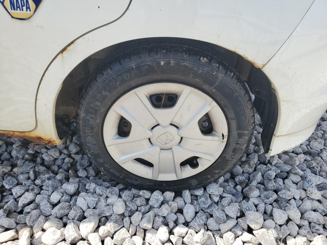 2013 Honda Fit Белый vin: JHMGE8H32DC048938 Damage: Left Rear Wheel Cover, Broken, Replacement Required