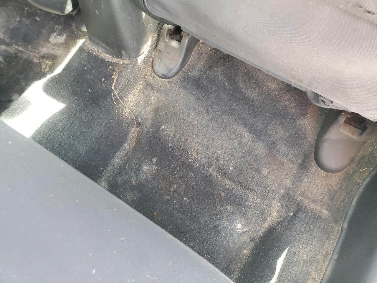 2013 Honda Fit Белый vin: JHMGE8H32DC048938 Damage: Right Rear Carpet, Stained, Permanent