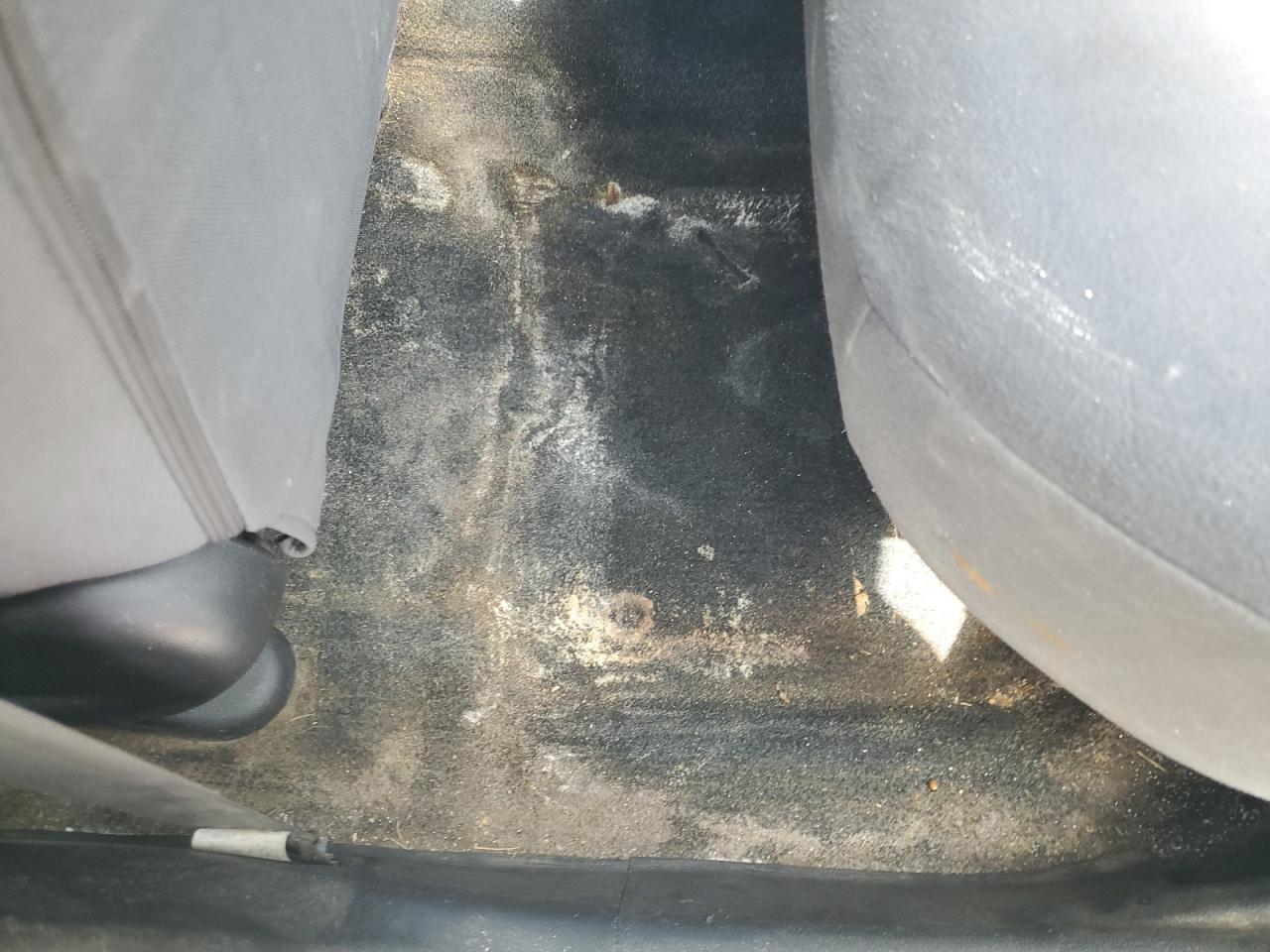 2013 Honda Fit Белый vin: JHMGE8H32DC048938 Damage: Left Rear Carpet, Stained, Permanent