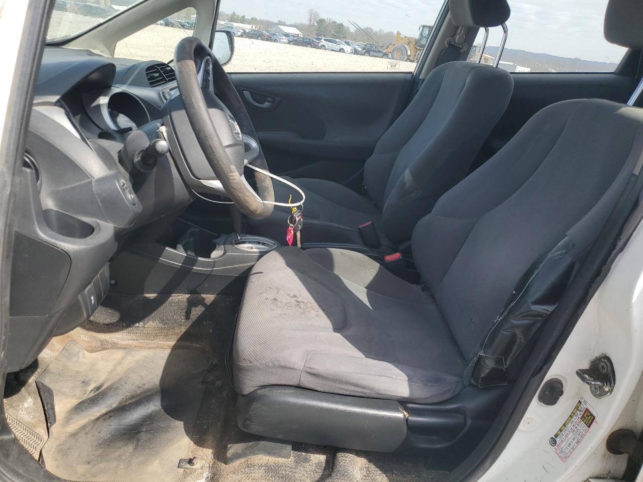 2013 Honda Fit Белый vin: JHMGE8H32DC048938 Damage: Left Front Seat, Stained, Permanent