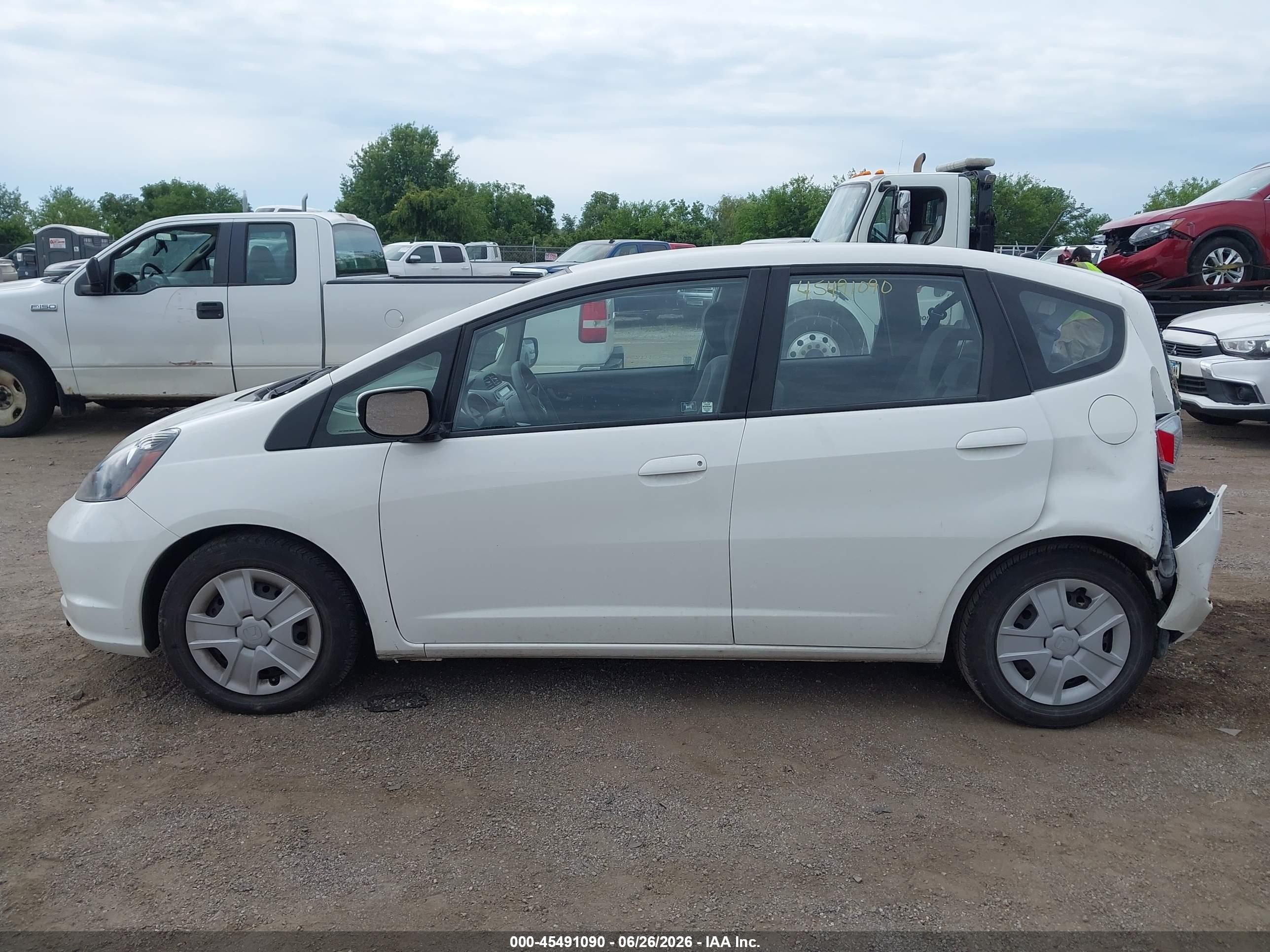 2013 Honda Fit   White vin: JHMGE8H32DC049703