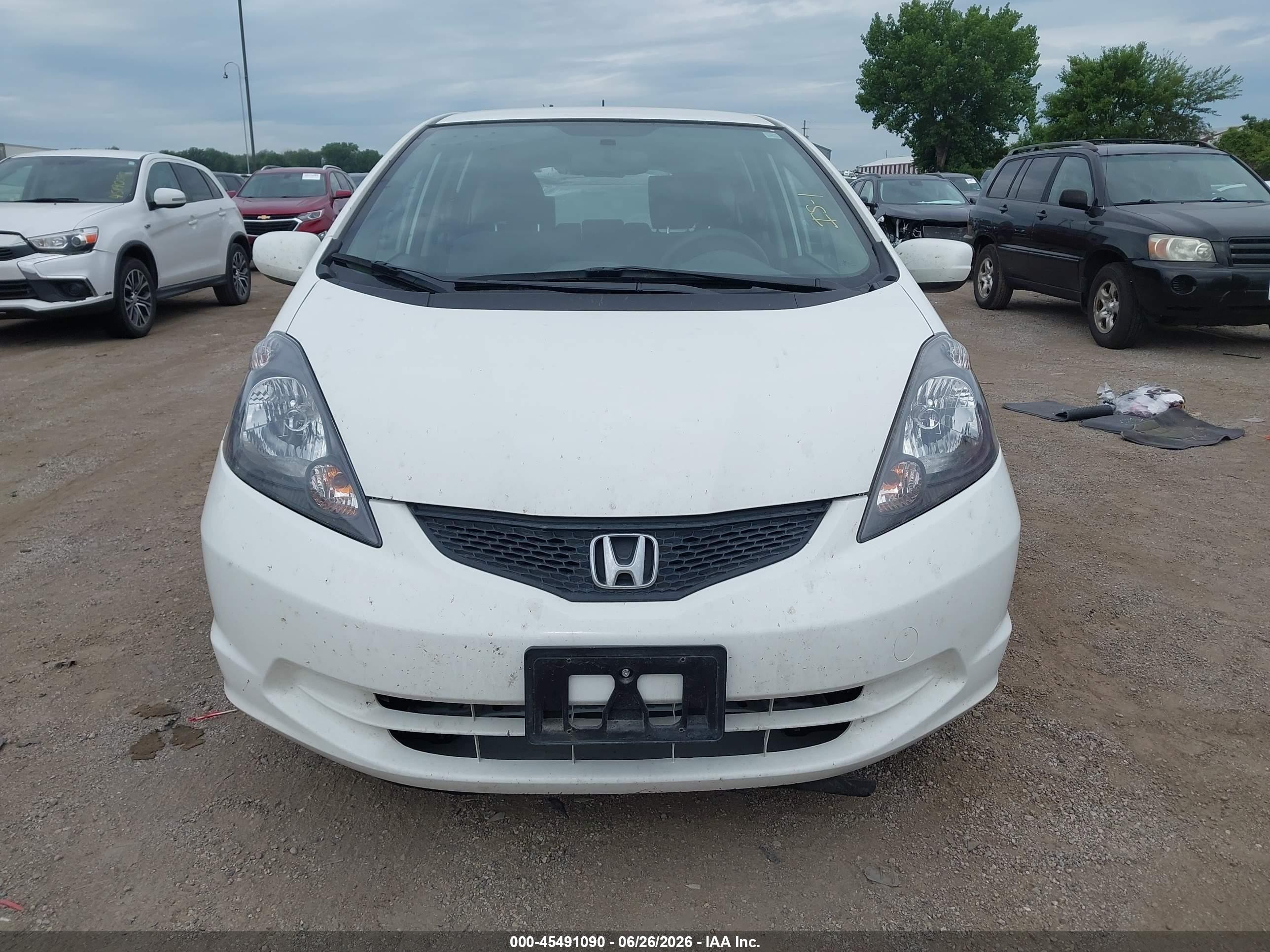 2013 Honda Fit   White vin: JHMGE8H32DC049703