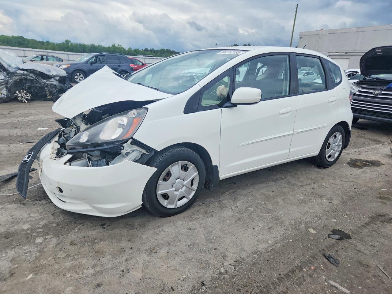 2013 Honda Fit White vin: JHMGE8H32DC080448