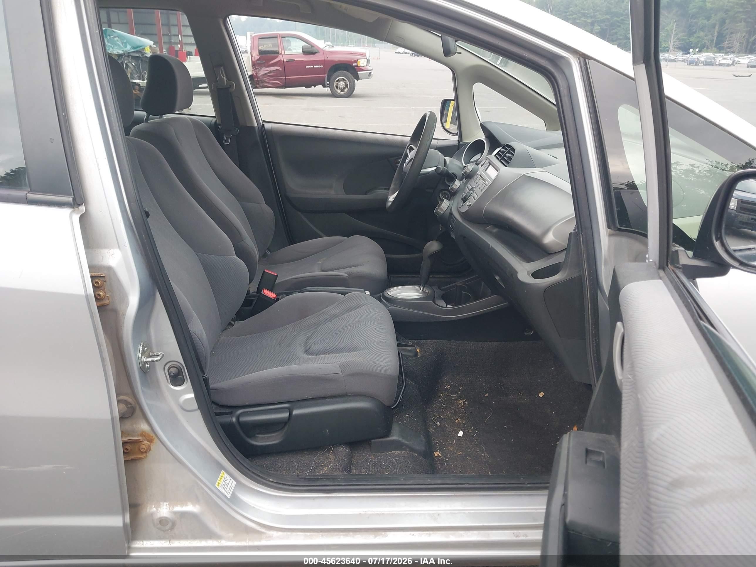 2013 Honda Fit   Silver vin: JHMGE8H33DC025247