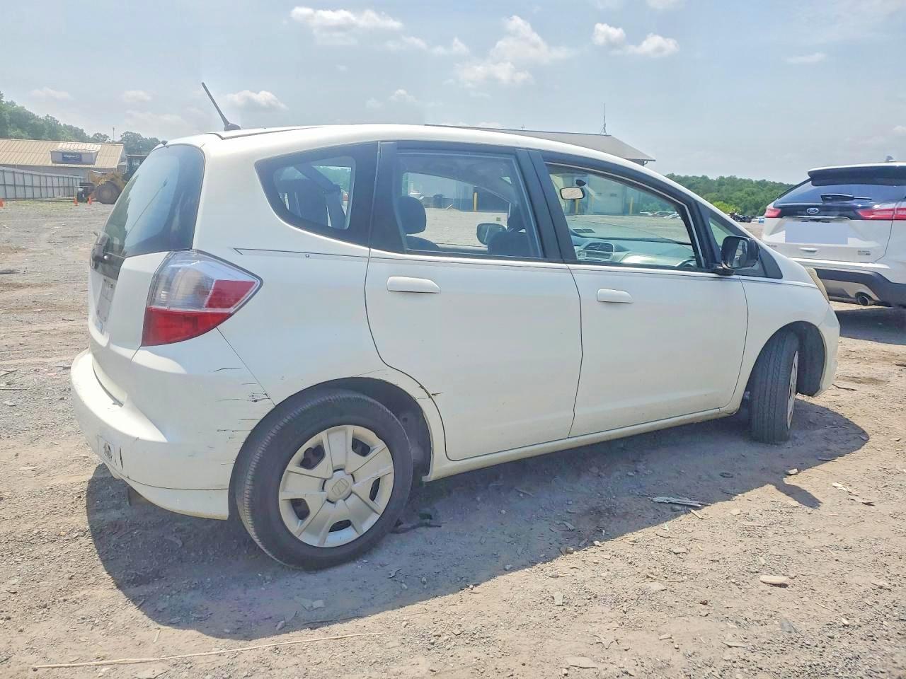 2013 Honda Fit White vin: JHMGE8H33DC036233