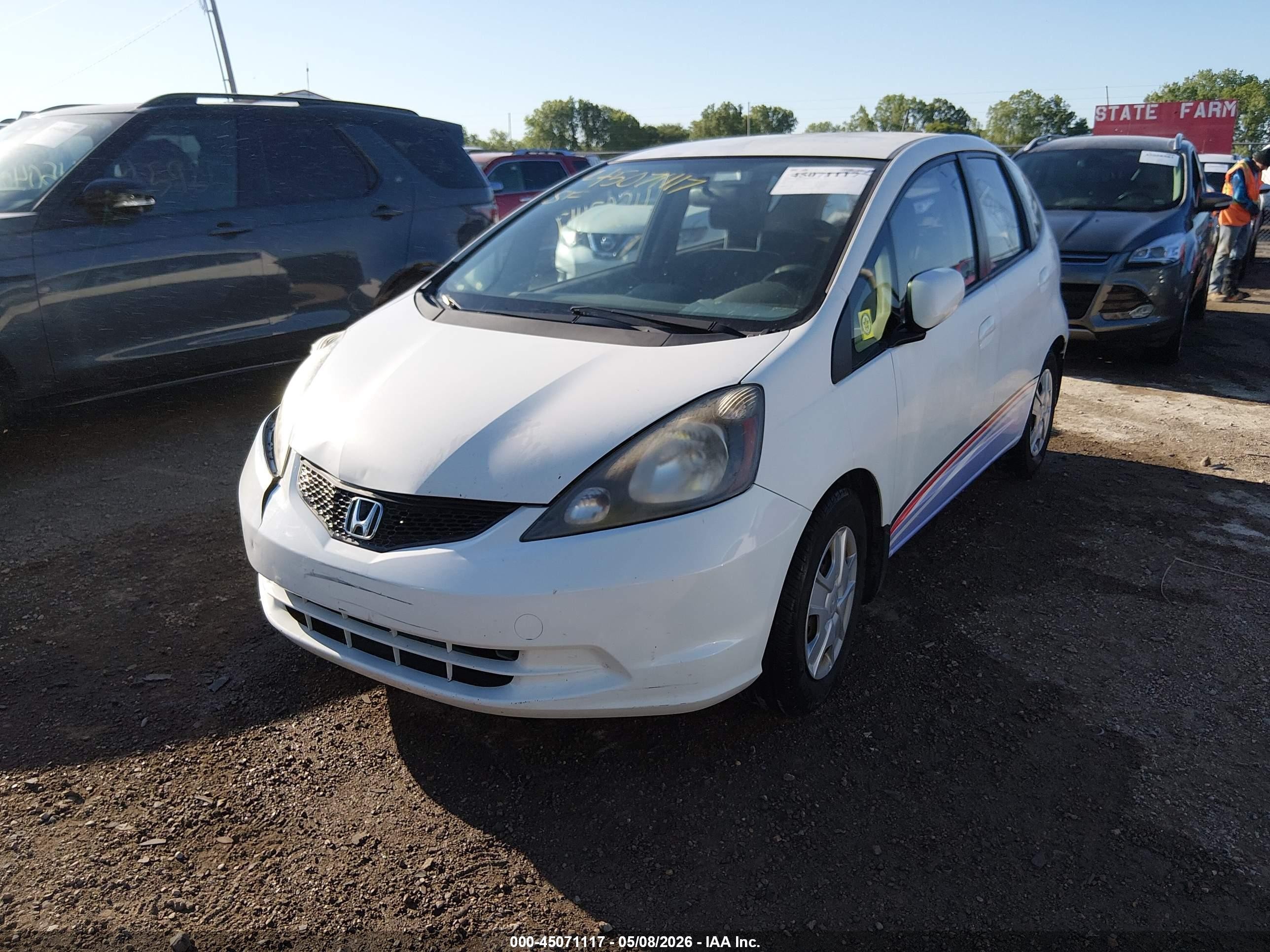 2013 Honda Fit   White vin: JHMGE8H33DC061634