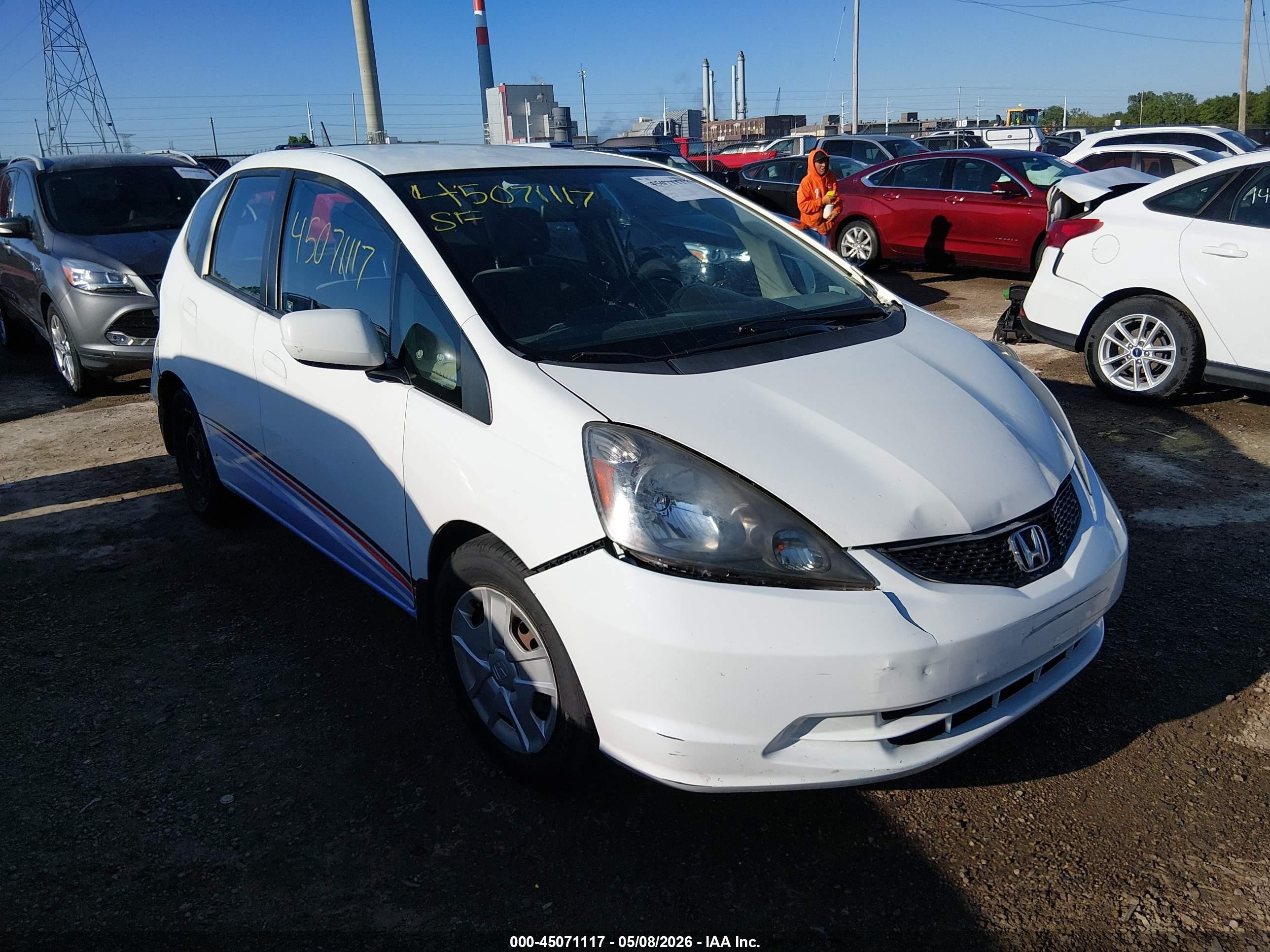 2013 Honda Fit   White vin: JHMGE8H33DC061634