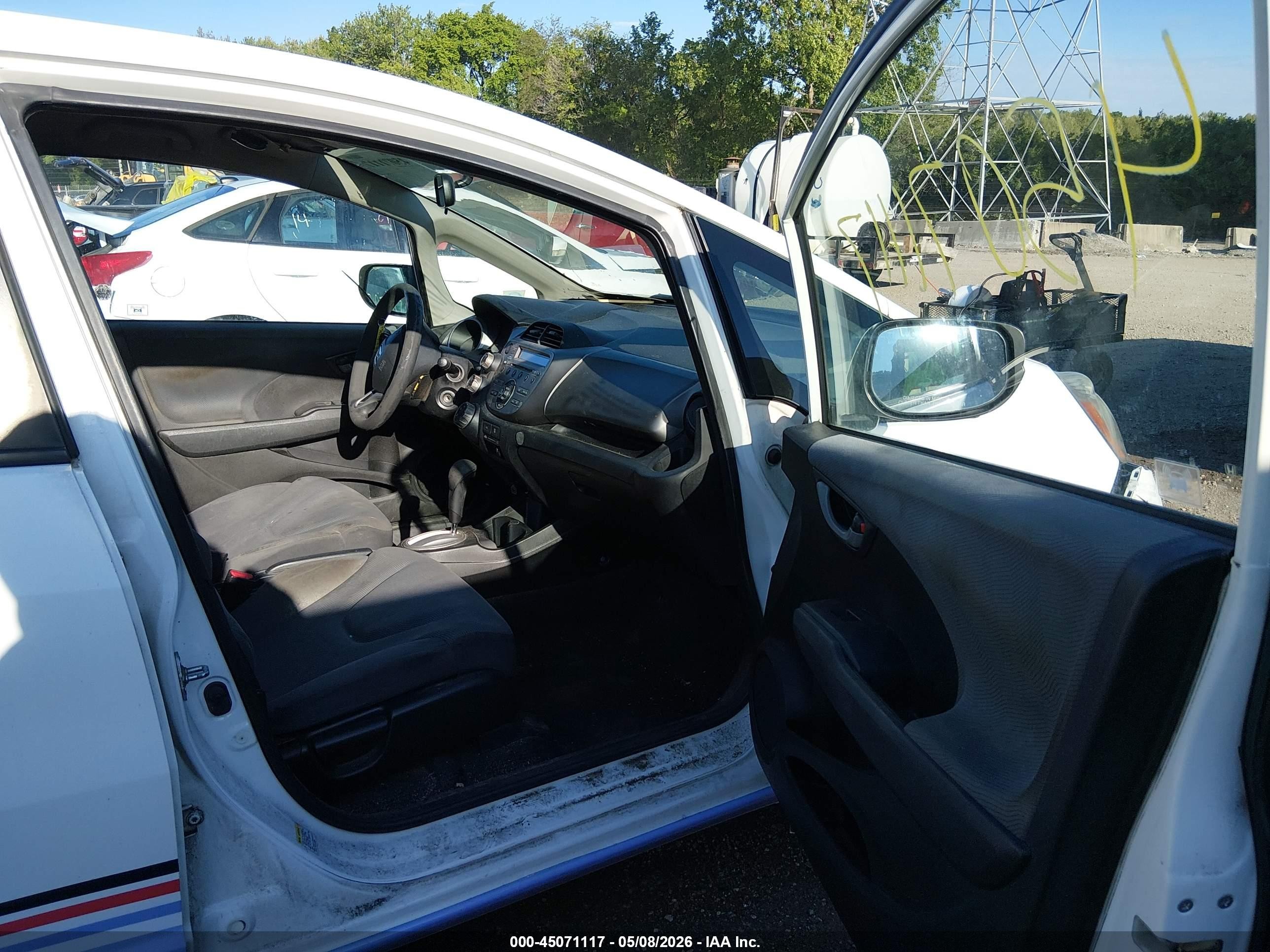 2013 Honda Fit   White vin: JHMGE8H33DC061634