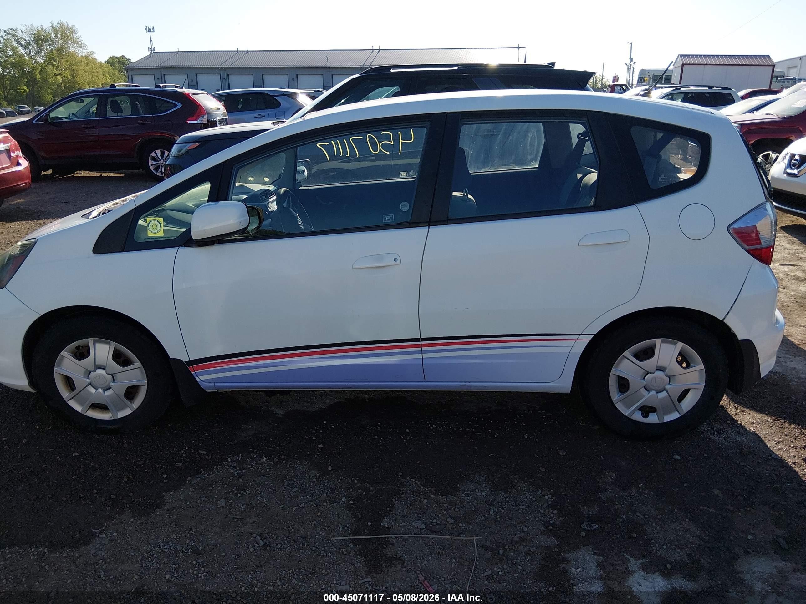 2013 Honda Fit   White vin: JHMGE8H33DC061634