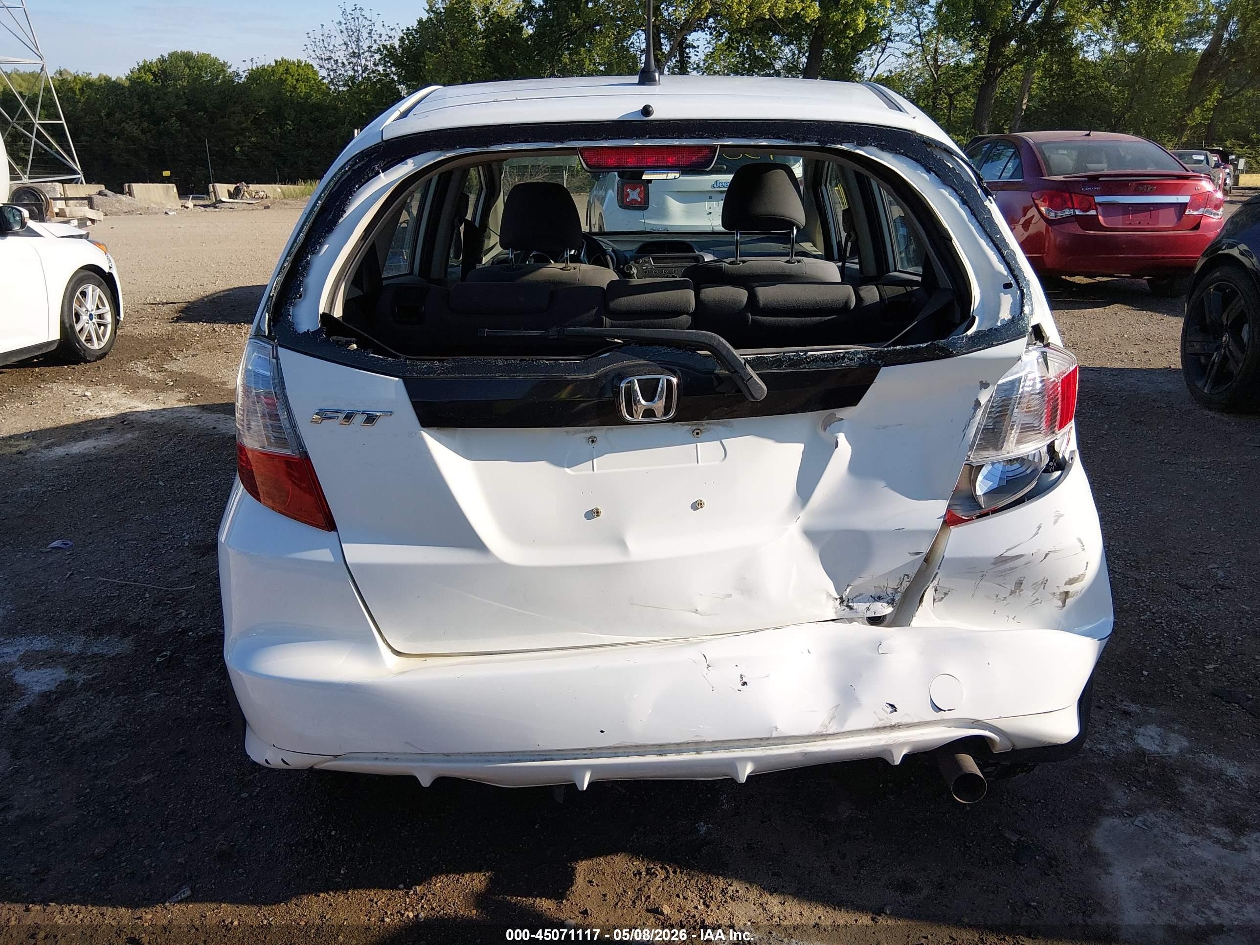2013 Honda Fit   White vin: JHMGE8H33DC061634