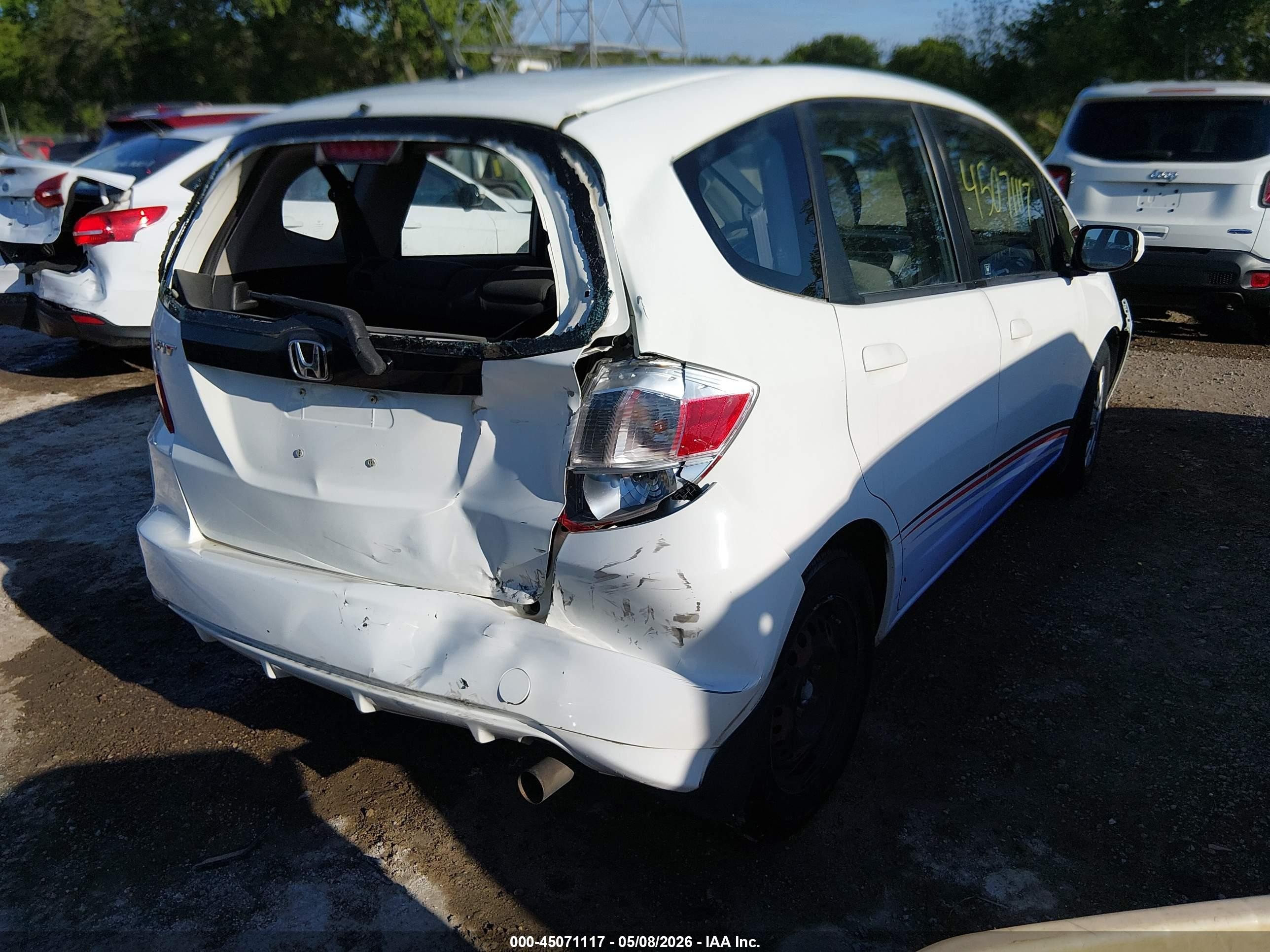 2013 Honda Fit   White vin: JHMGE8H33DC061634