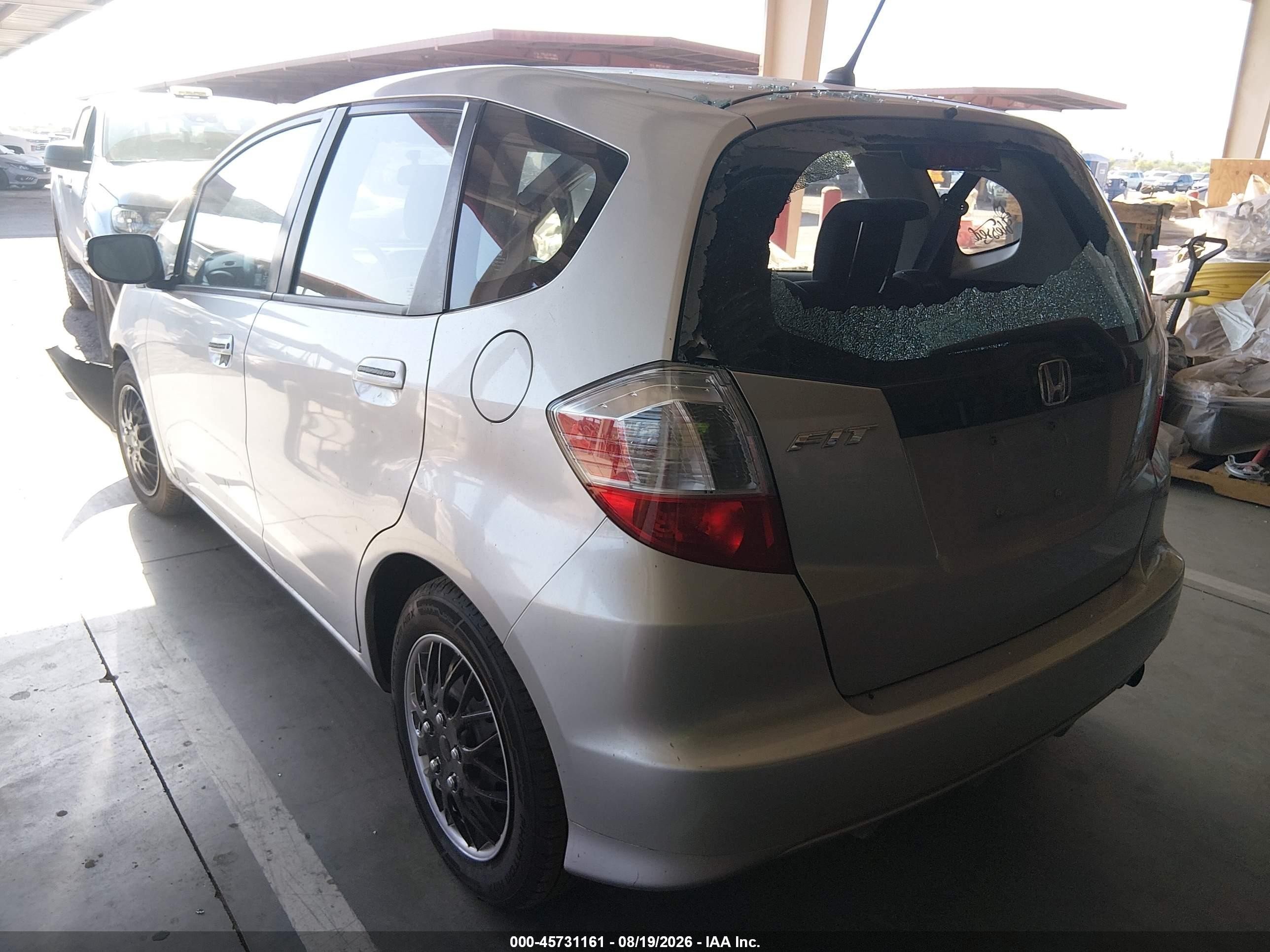 2013 Honda Fit   Серебряный vin: JHMGE8H33DC081480