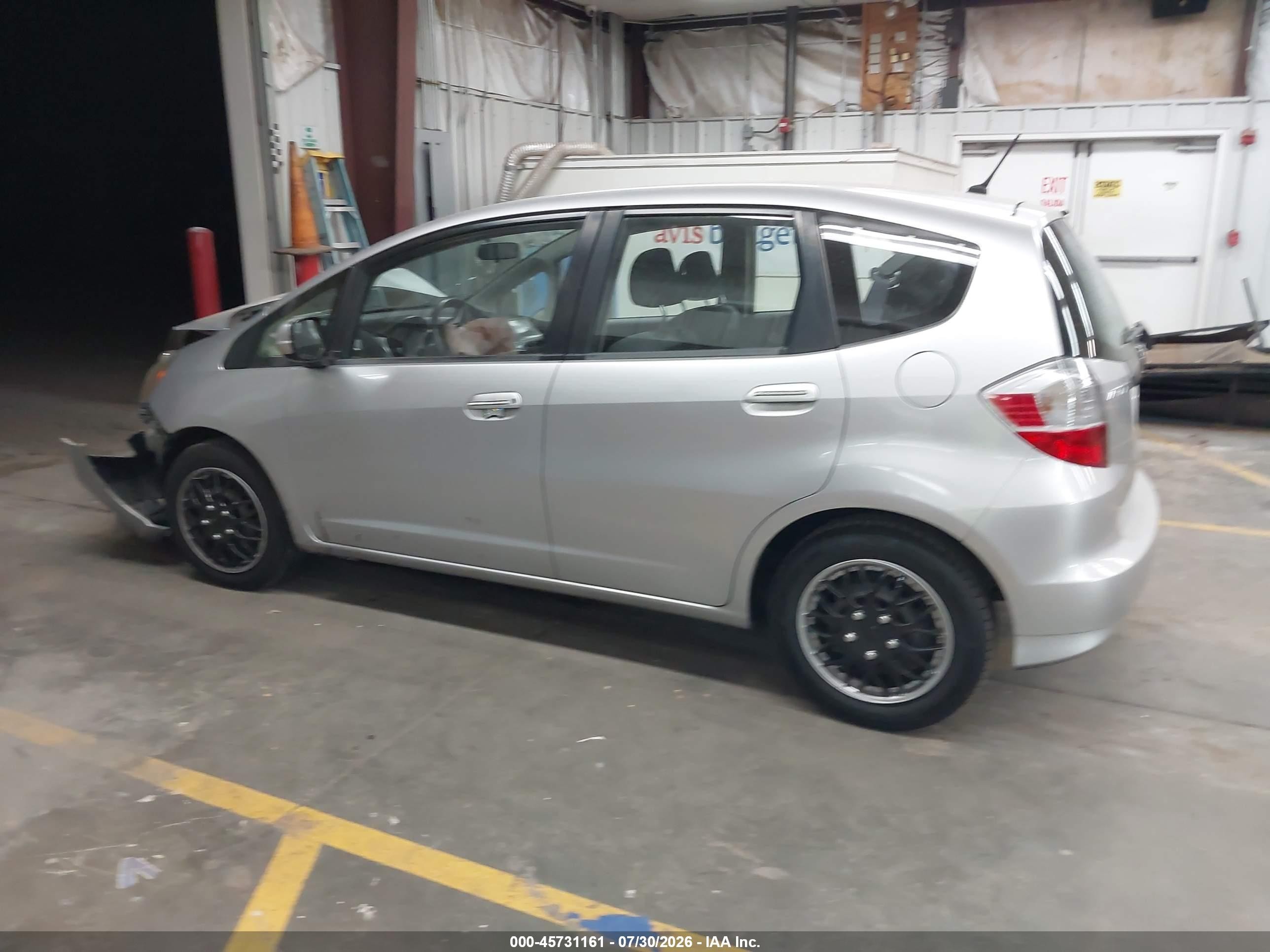 2013 Honda Fit   Серебряный vin: JHMGE8H33DC081480