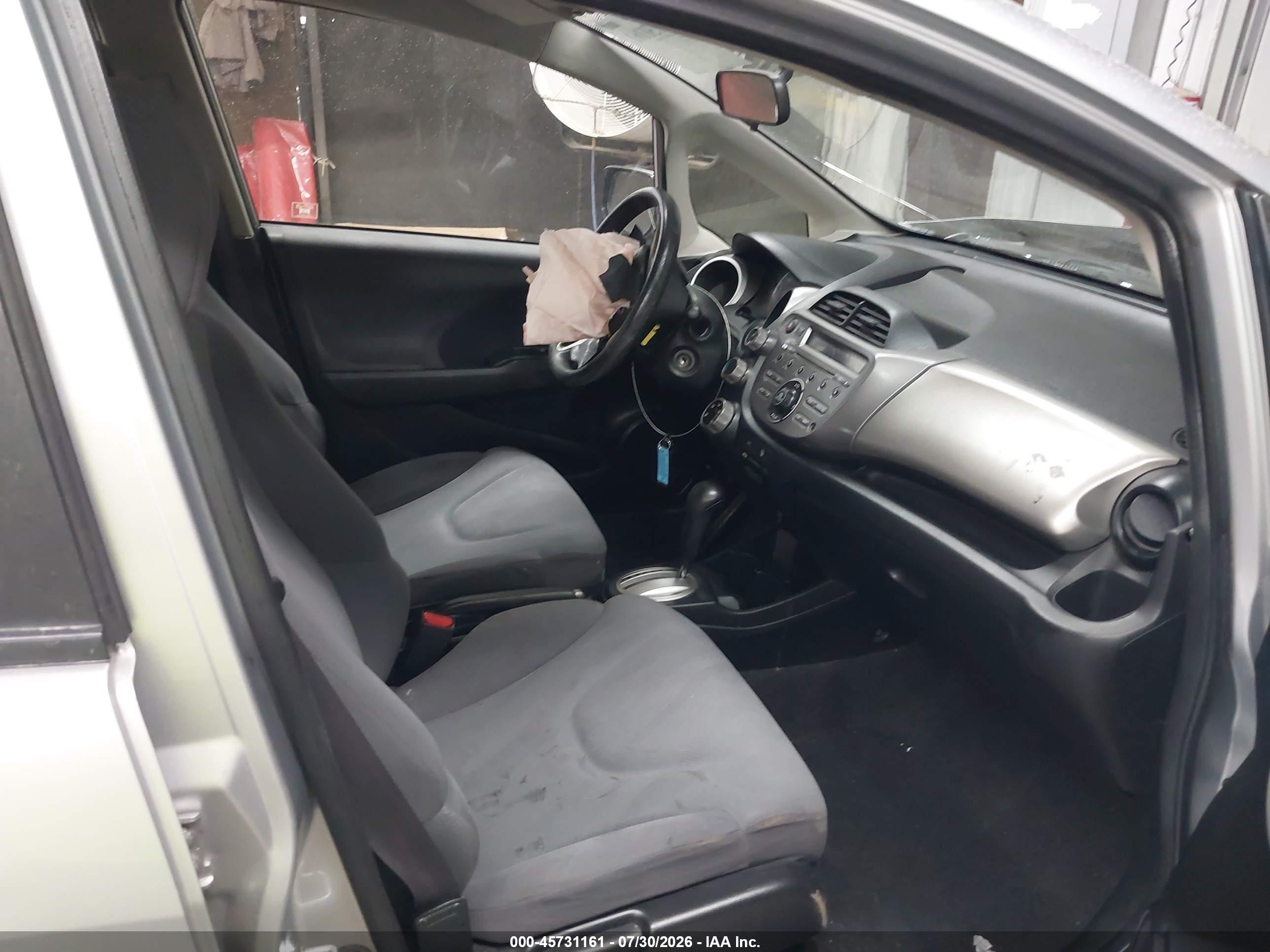 2013 Honda Fit   Серебряный vin: JHMGE8H33DC081480