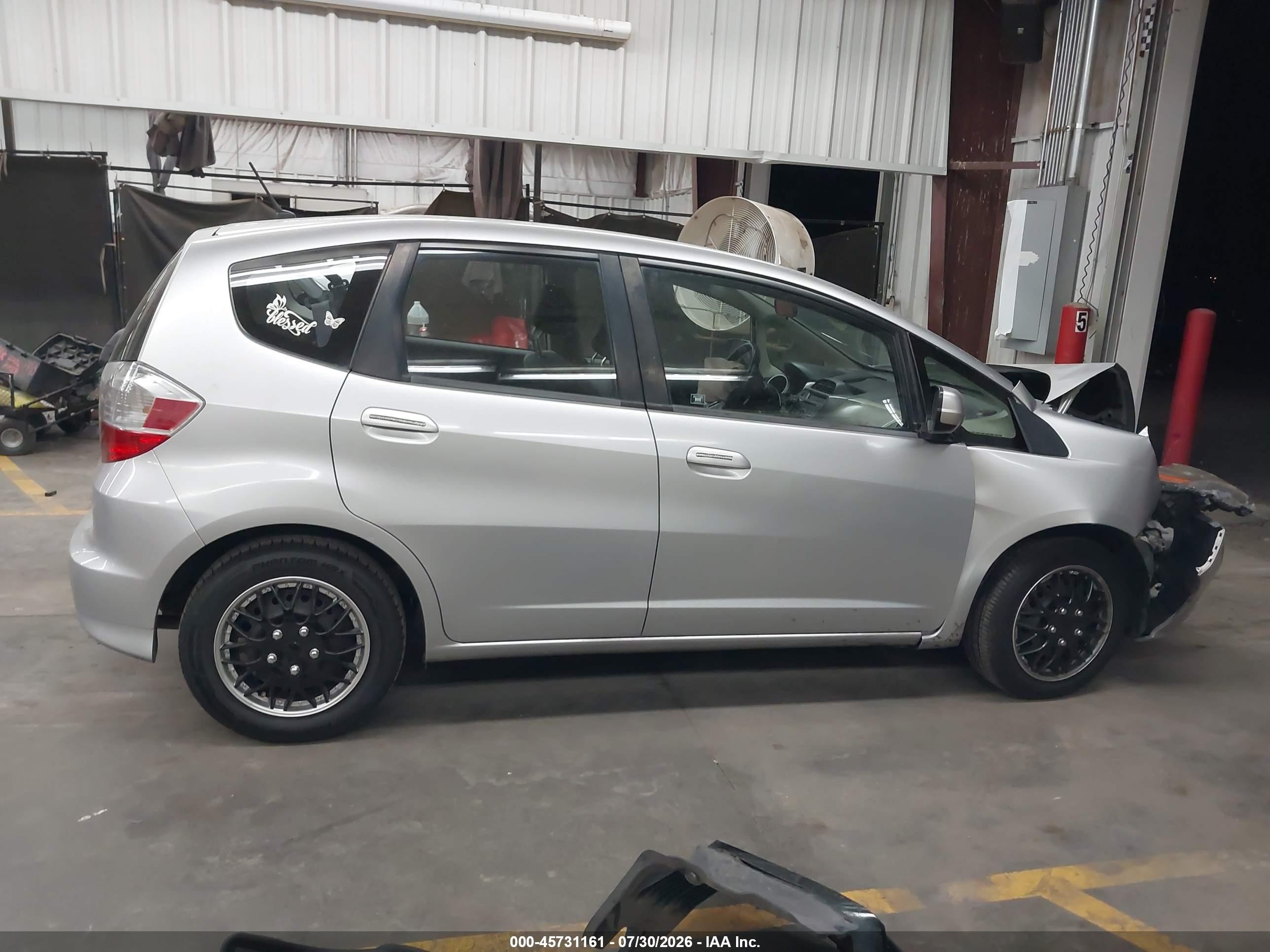 2013 Honda Fit   Серебряный vin: JHMGE8H33DC081480