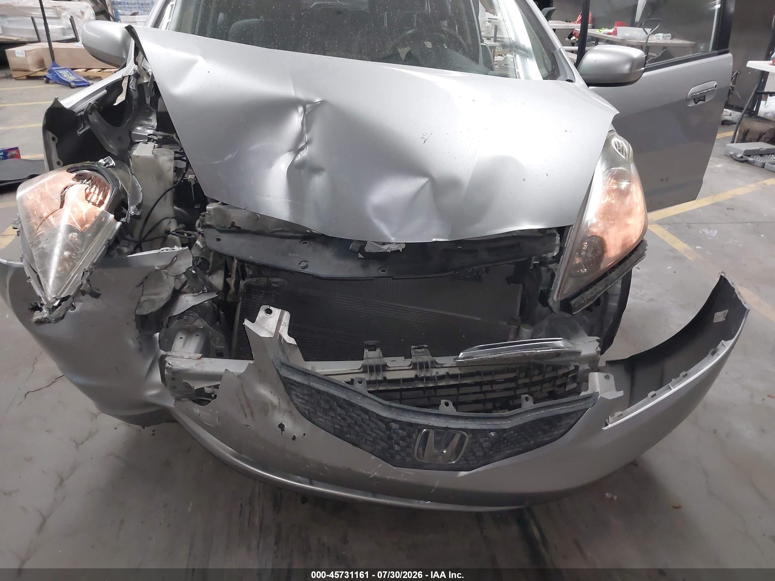 2013 Honda Fit   Серебряный vin: JHMGE8H33DC081480