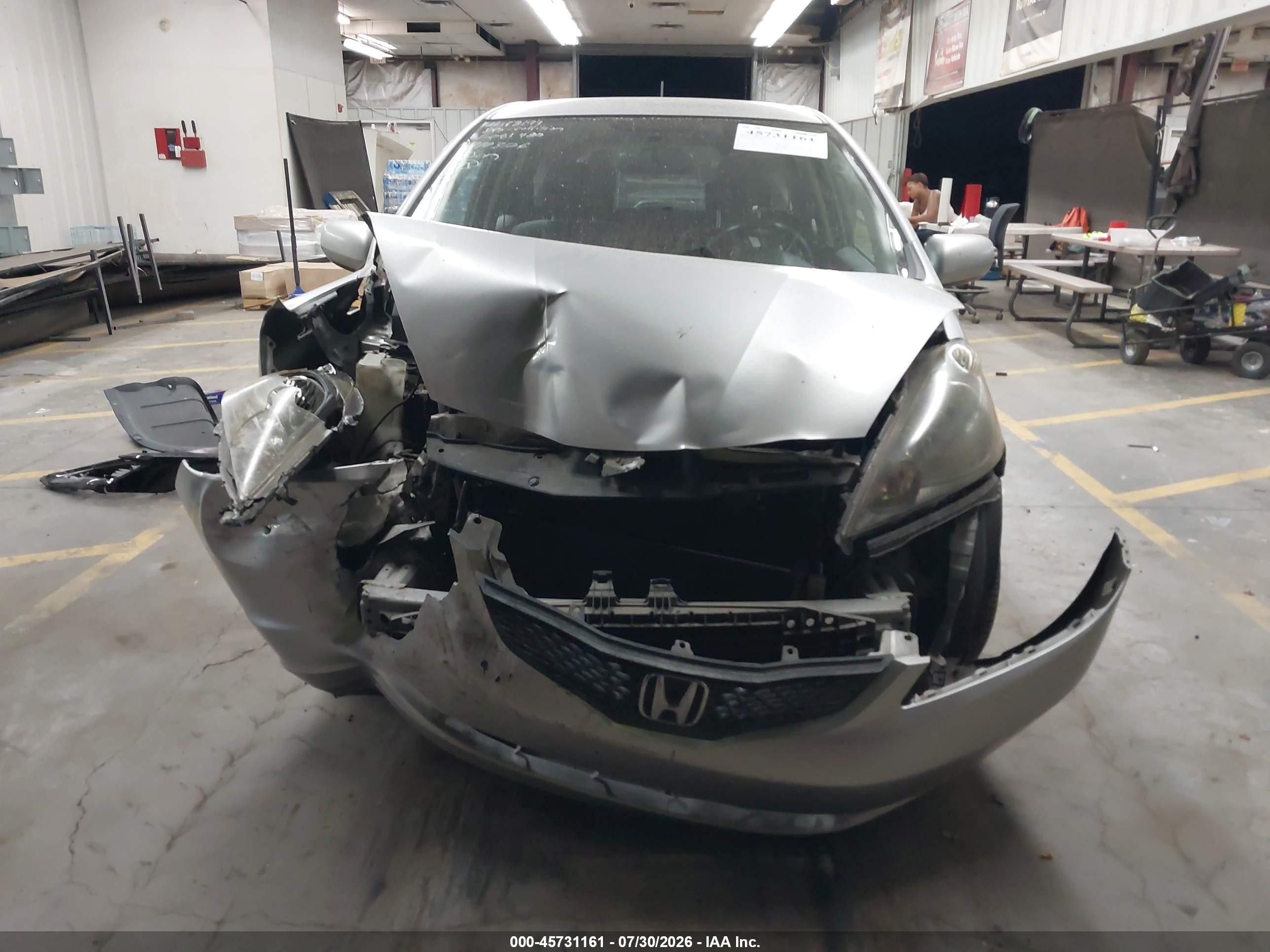 2013 Honda Fit   Серебряный vin: JHMGE8H33DC081480