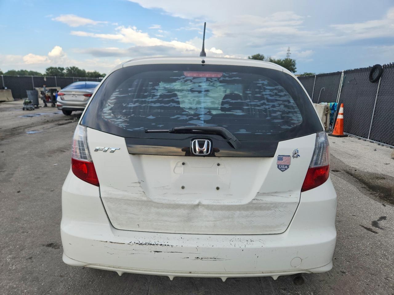 2013 Honda Fit White vin: JHMGE8H34DC018324