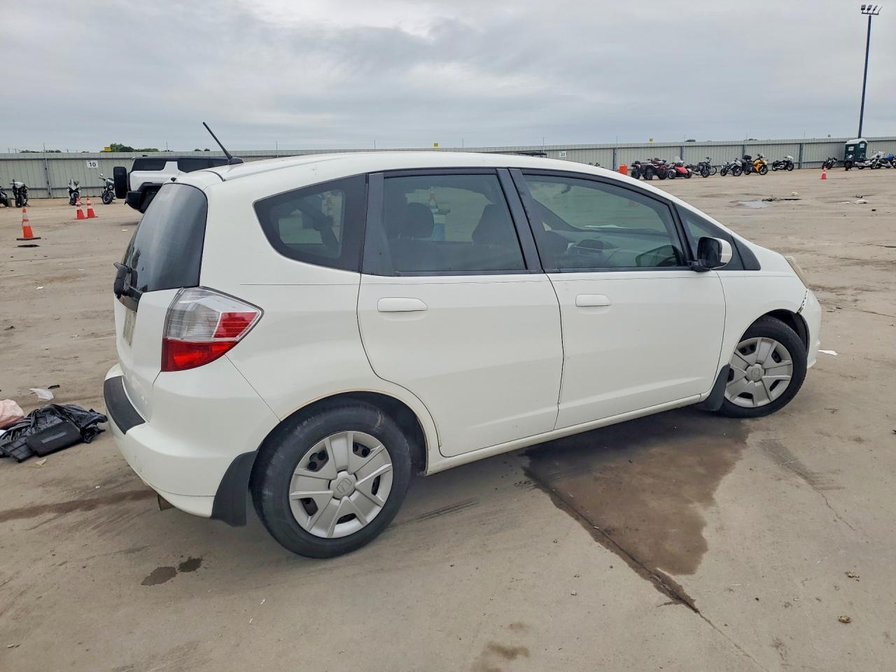 2013 Honda Fit White vin: JHMGE8H34DC038511