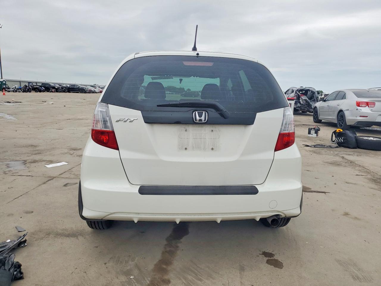 2013 Honda Fit White vin: JHMGE8H34DC038511