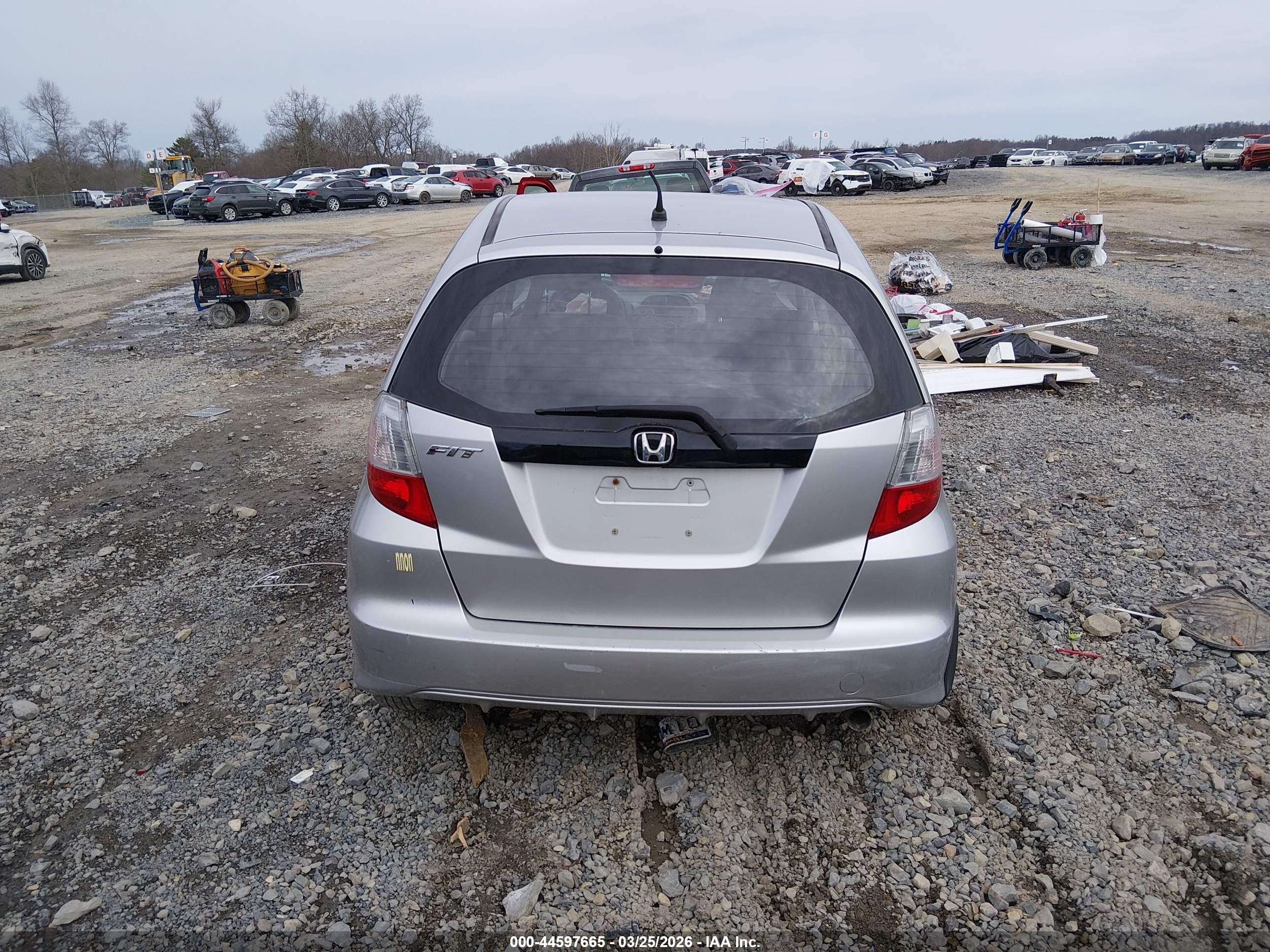 2011 Honda Fit Silver vin: JHMGE8H35BC023982