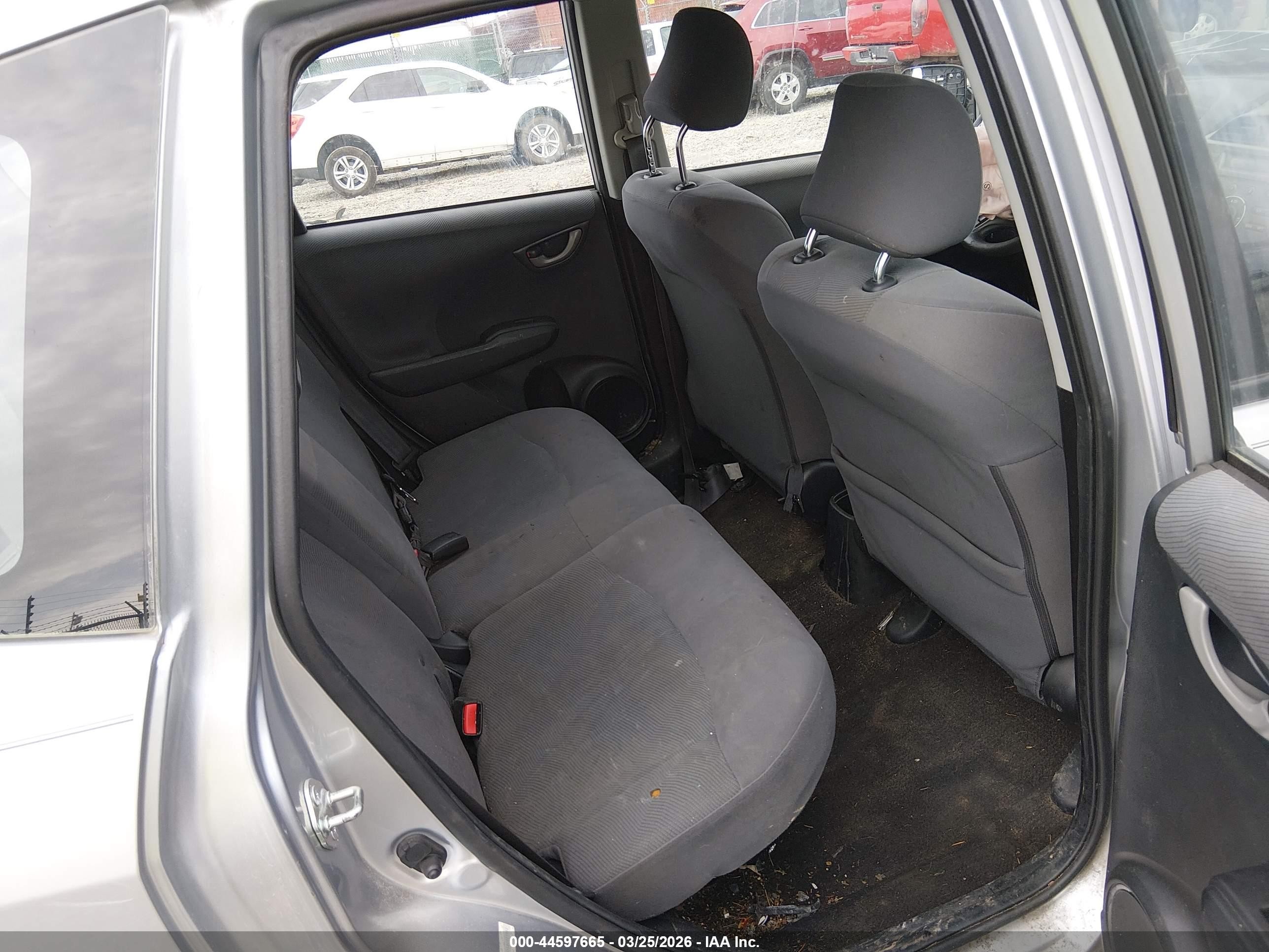 2011 Honda Fit Silver vin: JHMGE8H35BC023982