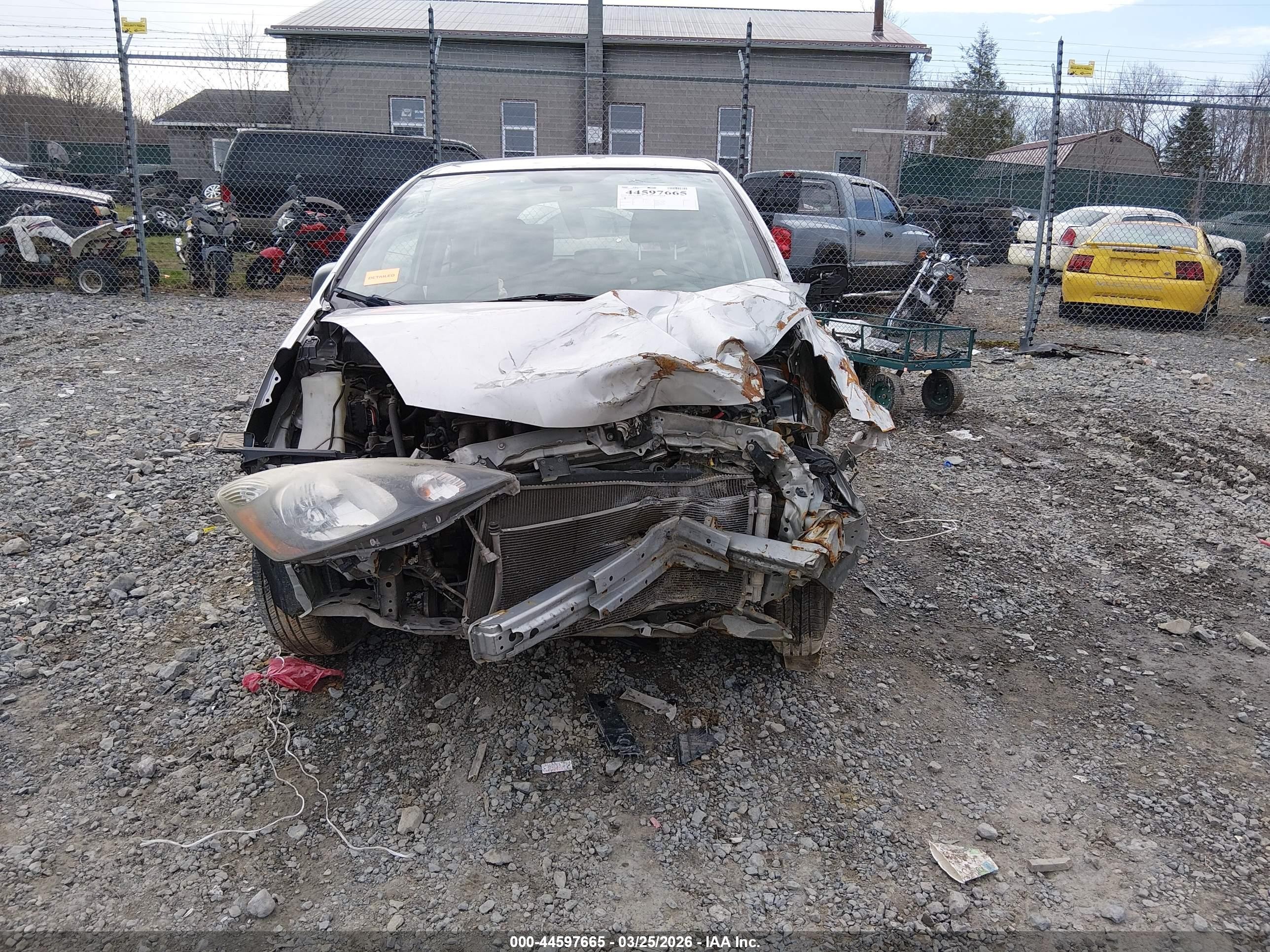 2011 Honda Fit Silver vin: JHMGE8H35BC023982