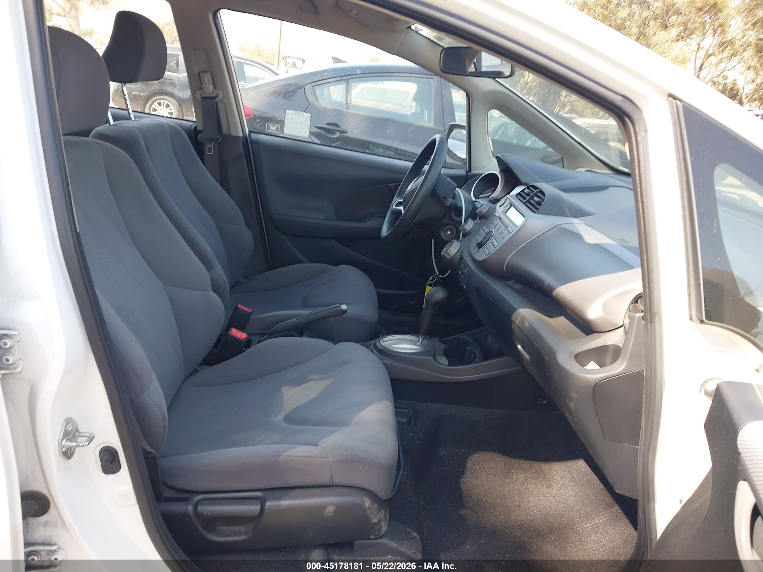 2013 Honda Fit White vin: JHMGE8H35DC022995