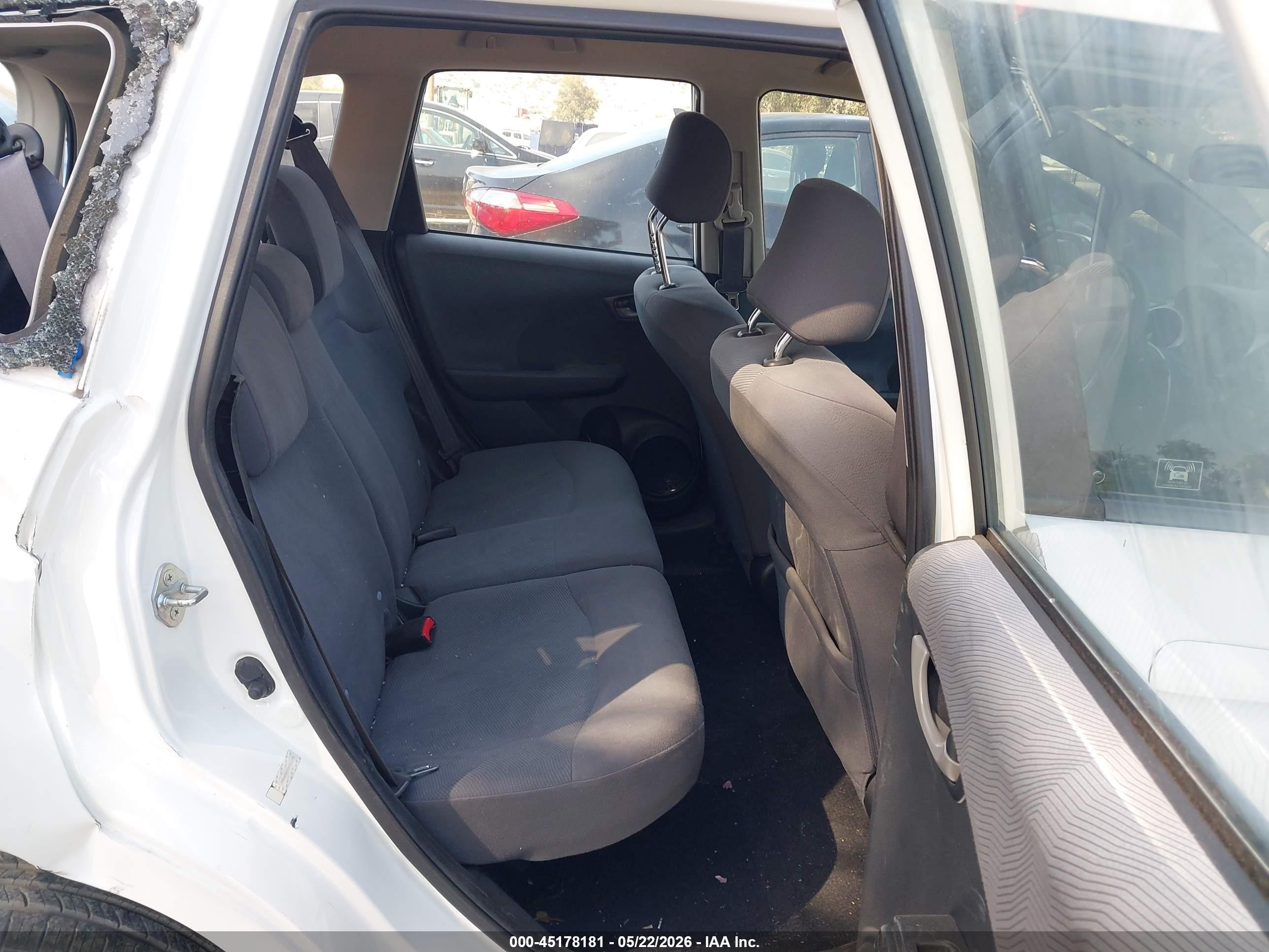 2013 Honda Fit White vin: JHMGE8H35DC022995