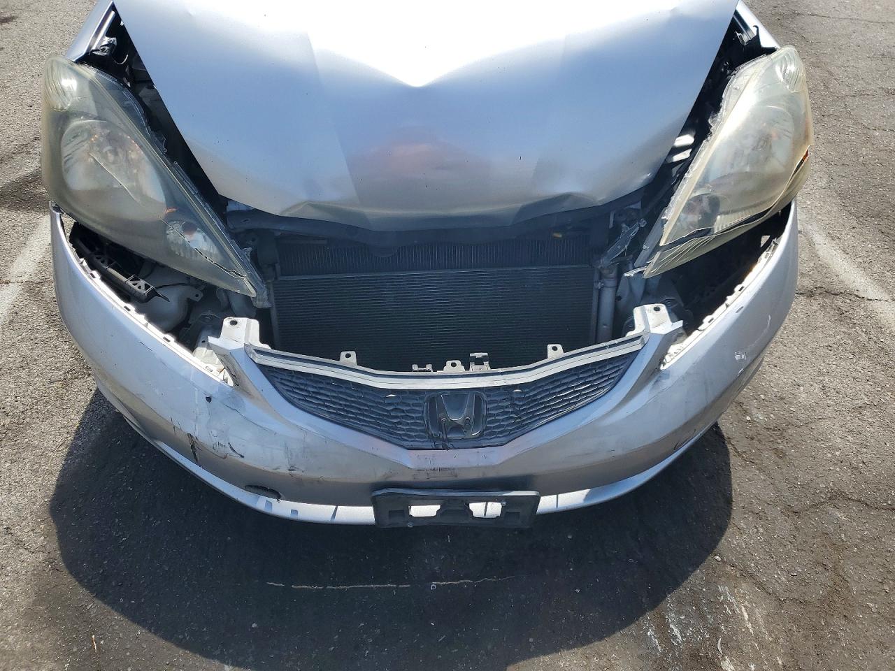 2013 Honda Fit Silver vin: JHMGE8H35DC030126