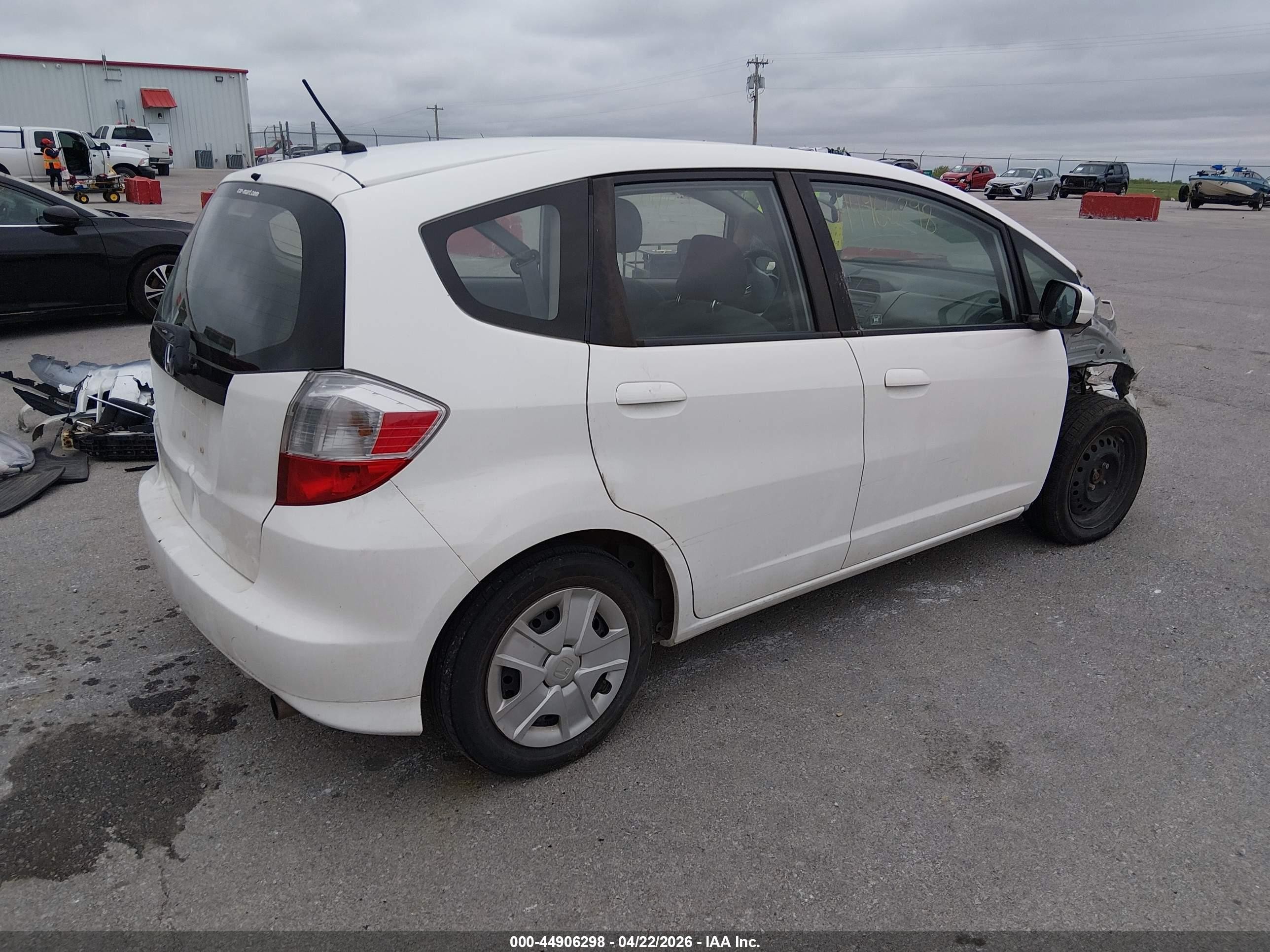 2013 Honda Fit   Белый vin: JHMGE8H35DC035519