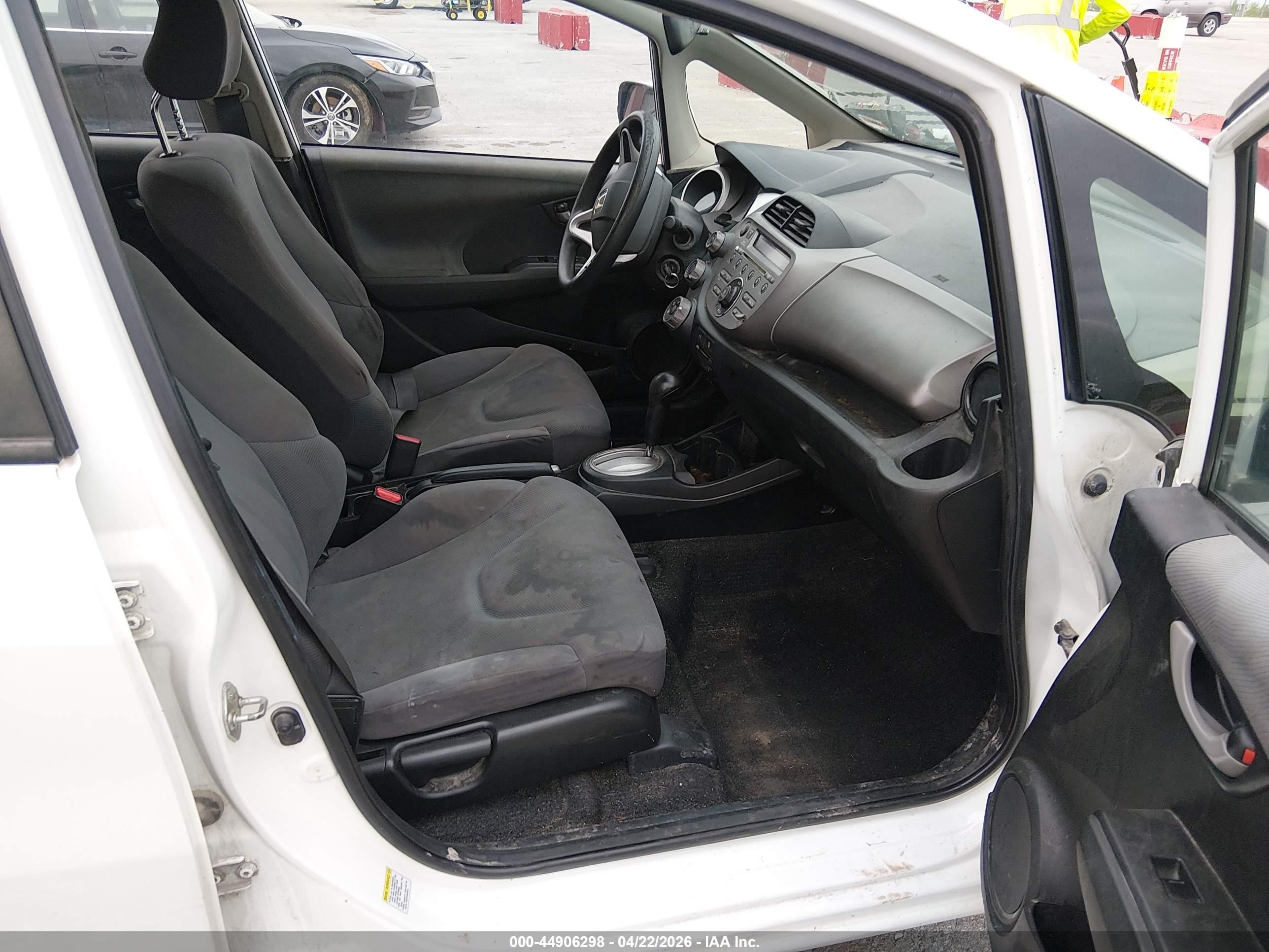 2013 Honda Fit   Белый vin: JHMGE8H35DC035519