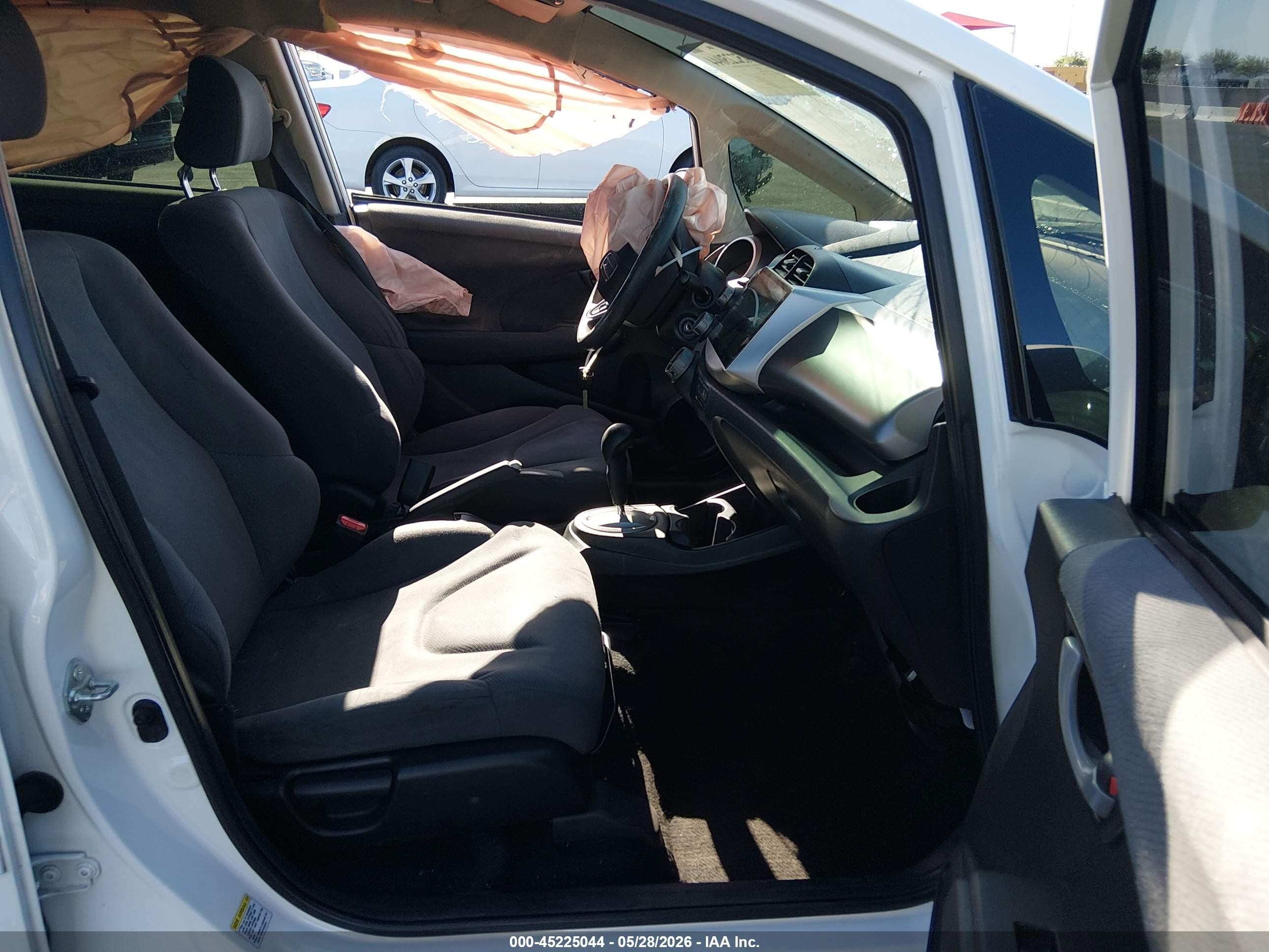 2013 Honda Fit   White vin: JHMGE8H35DC073770