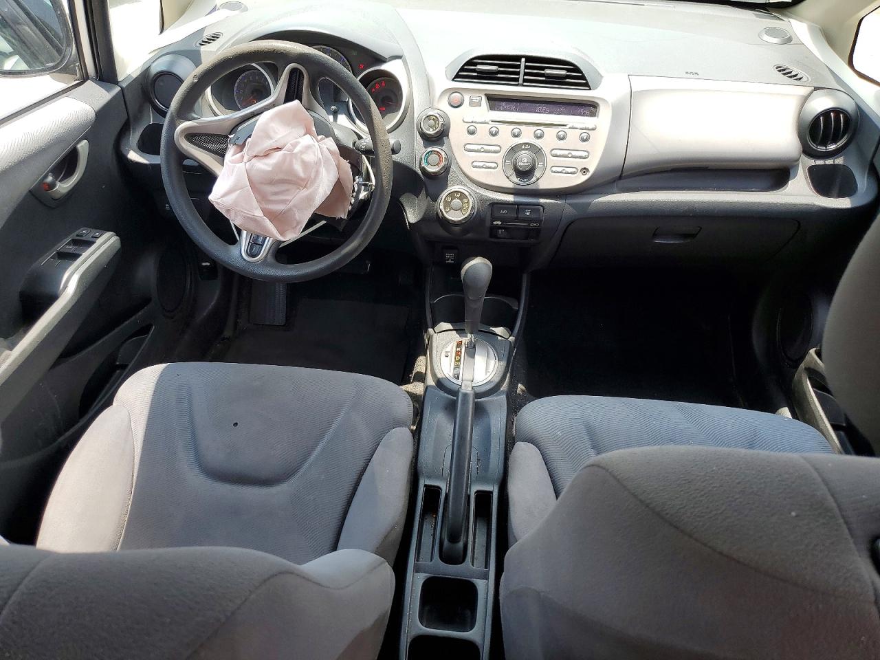 2013 Honda Fit Silver vin: JHMGE8H35DC080895