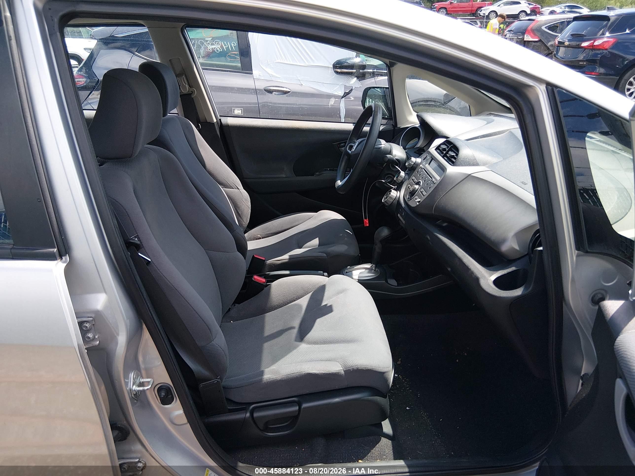 2013 Honda Fit   Серебряный vin: JHMGE8H35DC083179