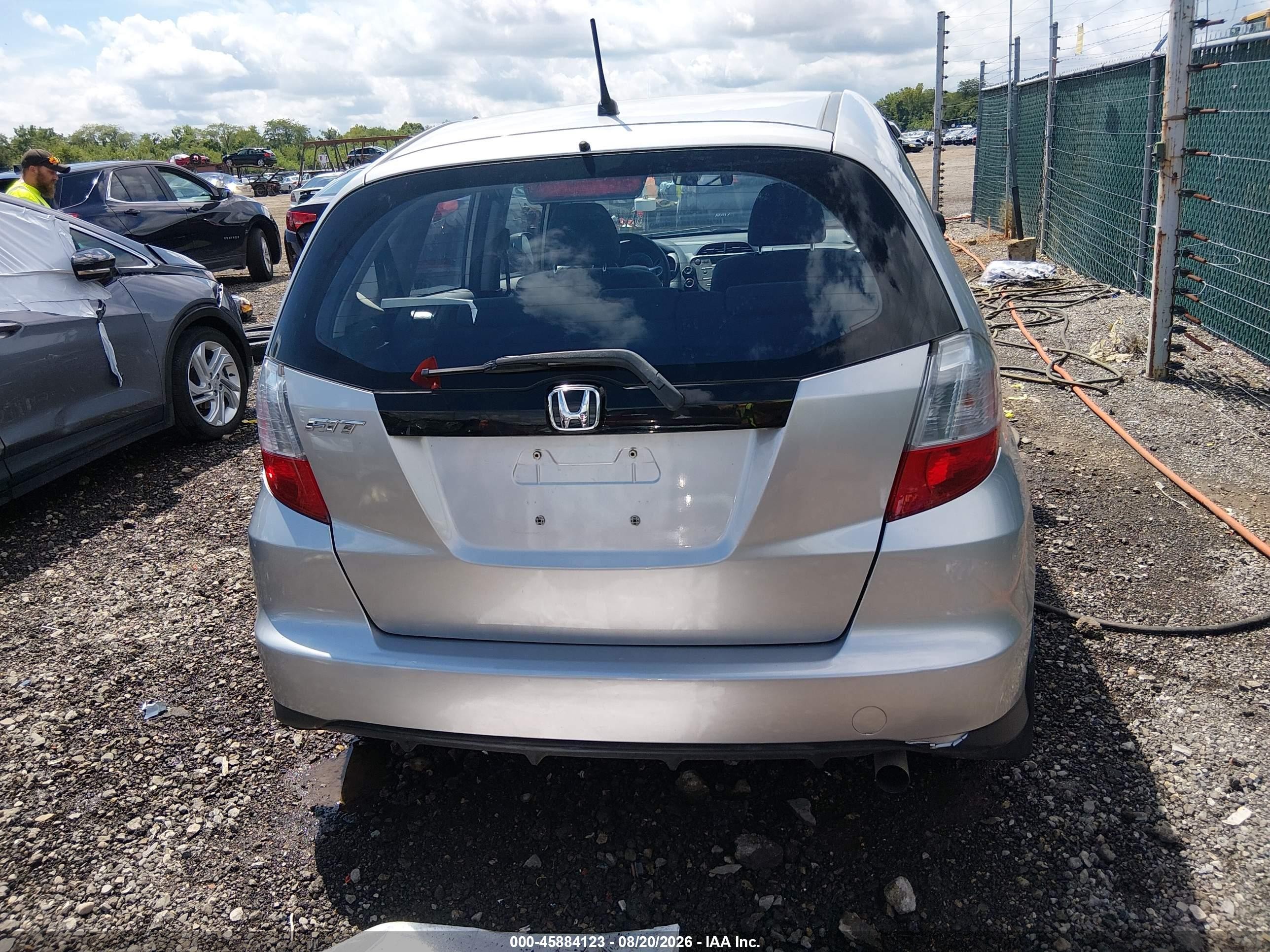 2013 Honda Fit   Серебряный vin: JHMGE8H35DC083179