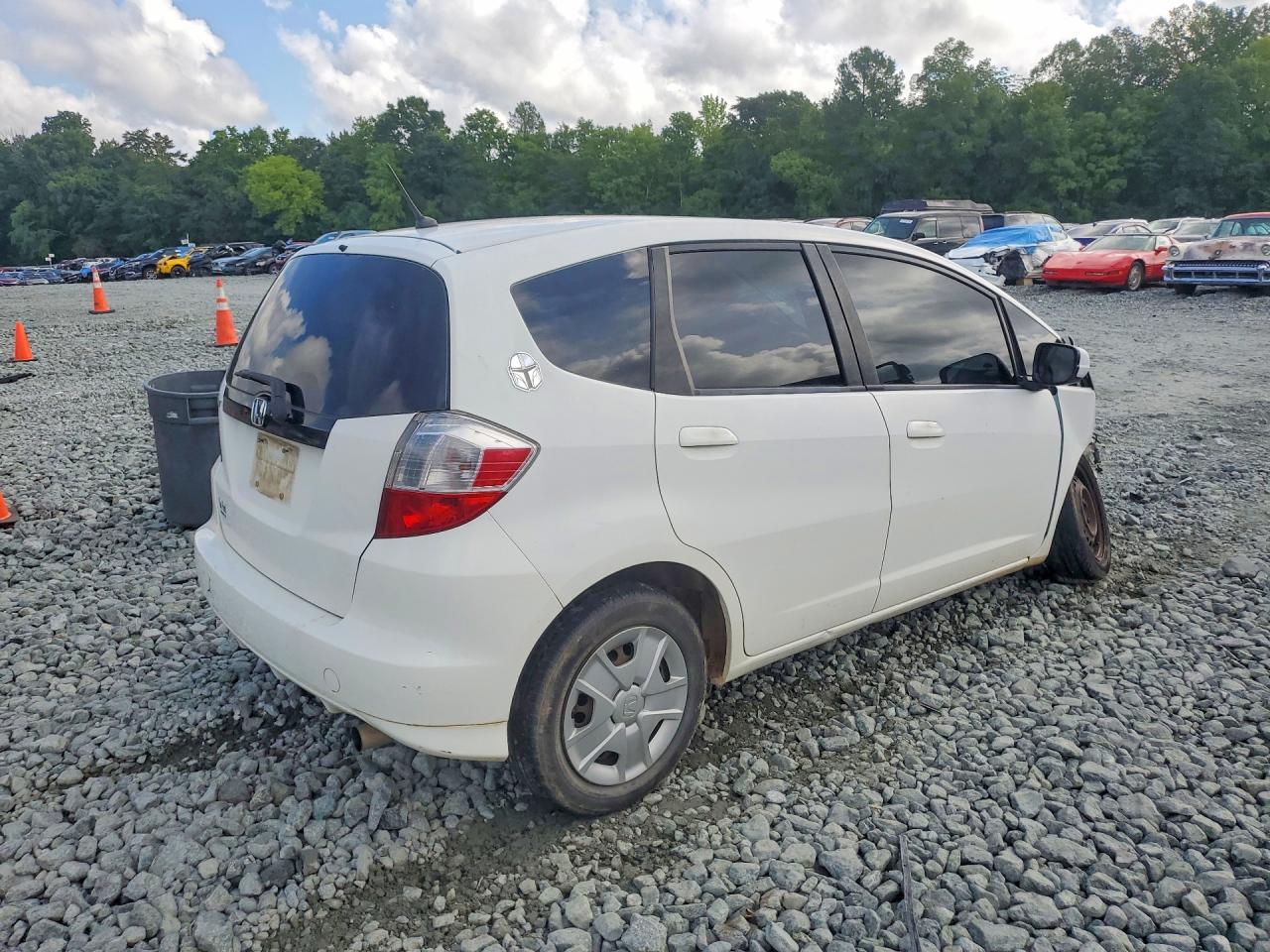 2013 Honda Fit White vin: JHMGE8H36DC061613