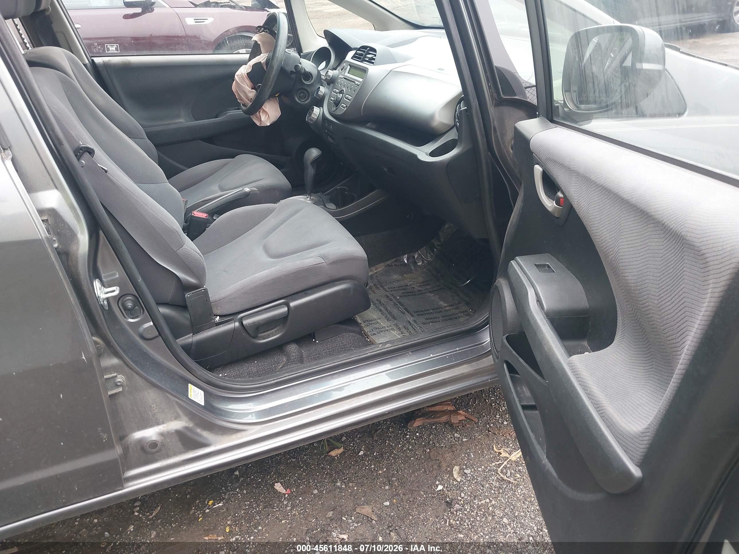 2013 Honda Fit   Серый vin: JHMGE8H36DC067637