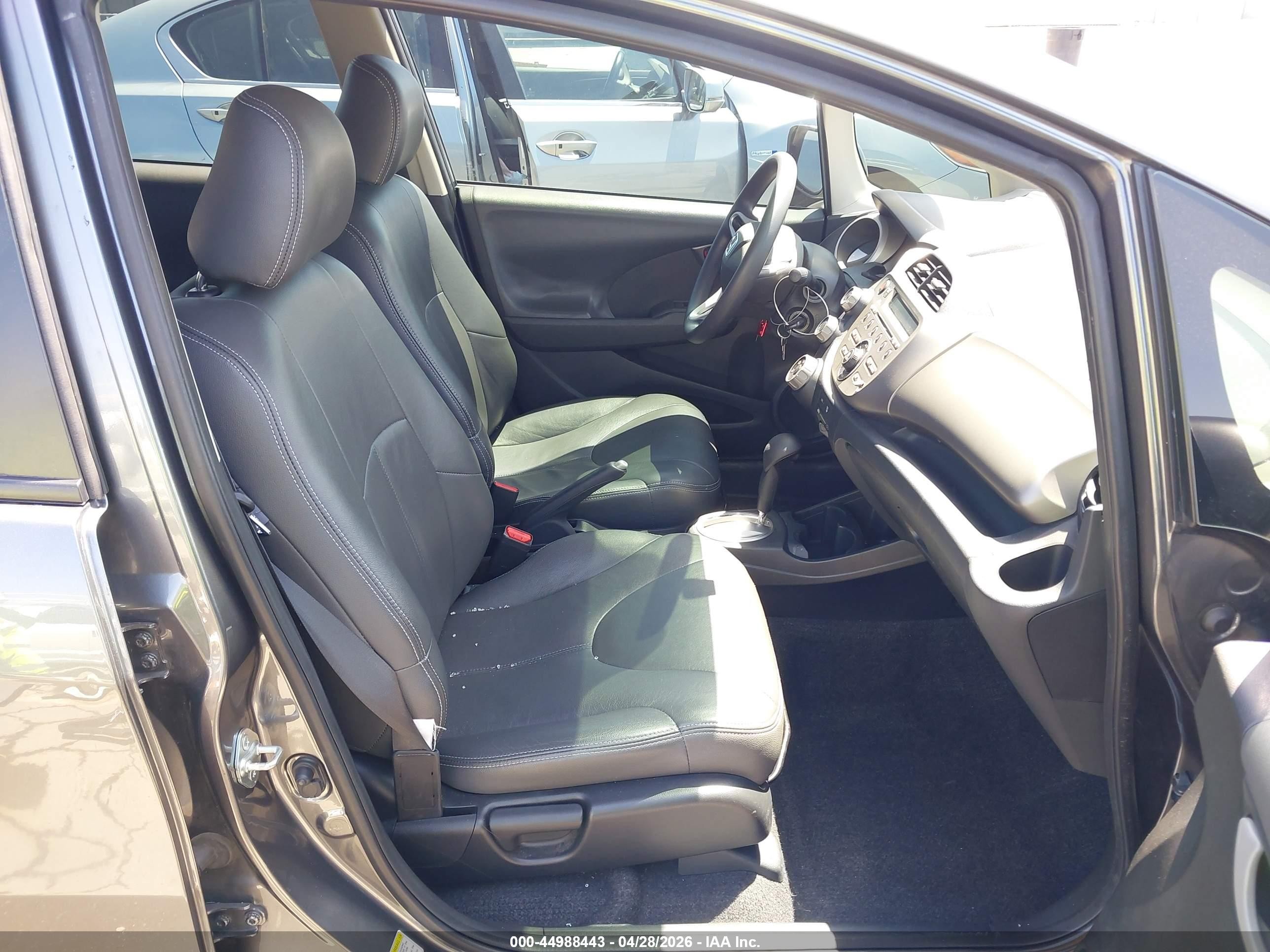 2013 Honda Fit Серый vin: JHMGE8H37DC056484