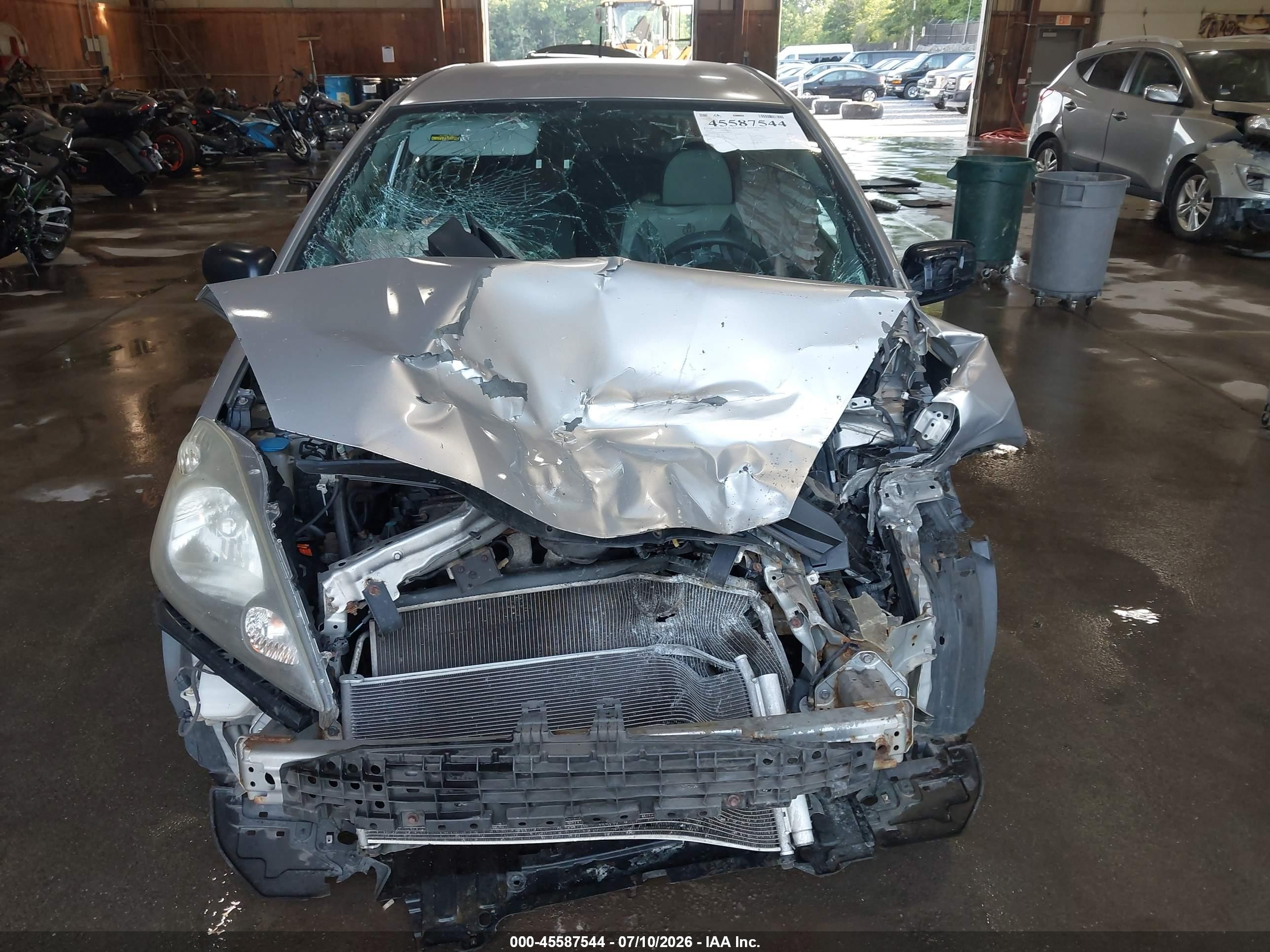 2011 Honda Fit Silver vin: JHMGE8H38BS009757