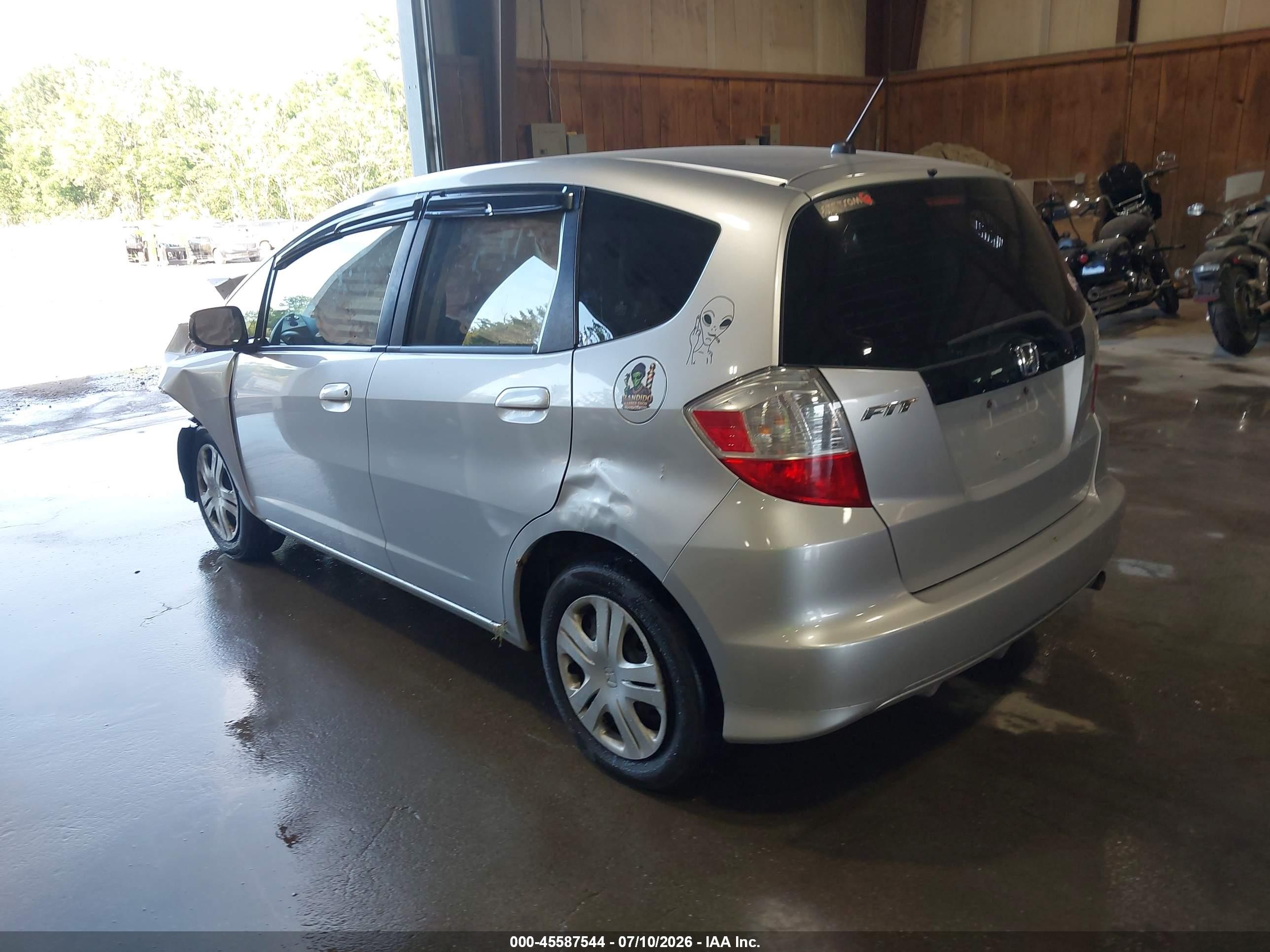 2011 Honda Fit Silver vin: JHMGE8H38BS009757