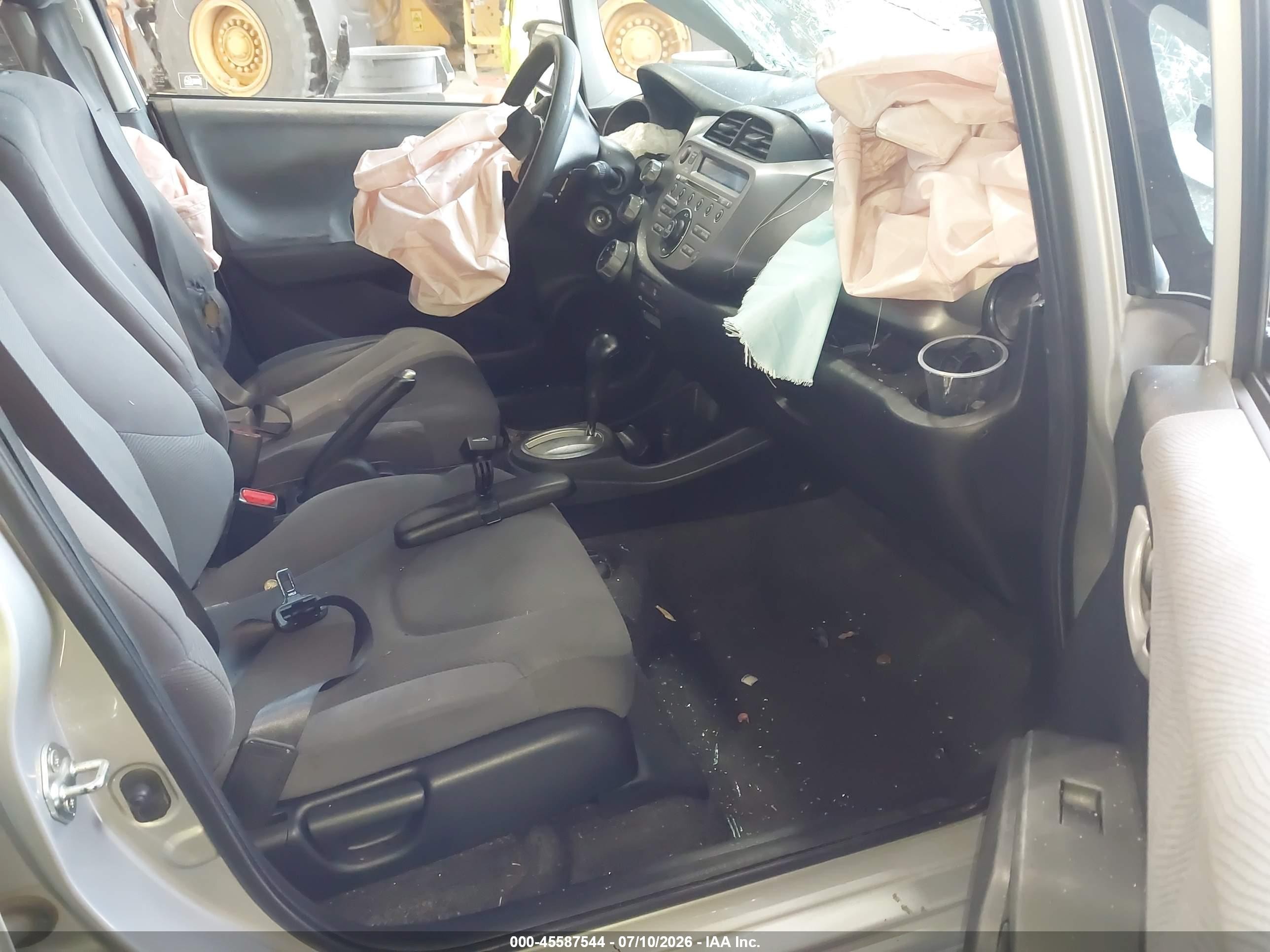 2011 Honda Fit Silver vin: JHMGE8H38BS009757