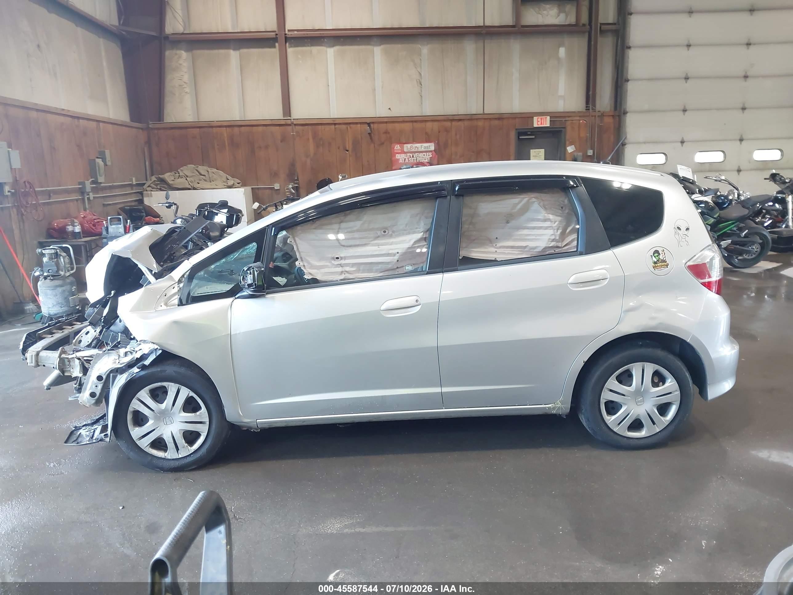 2011 Honda Fit Silver vin: JHMGE8H38BS009757