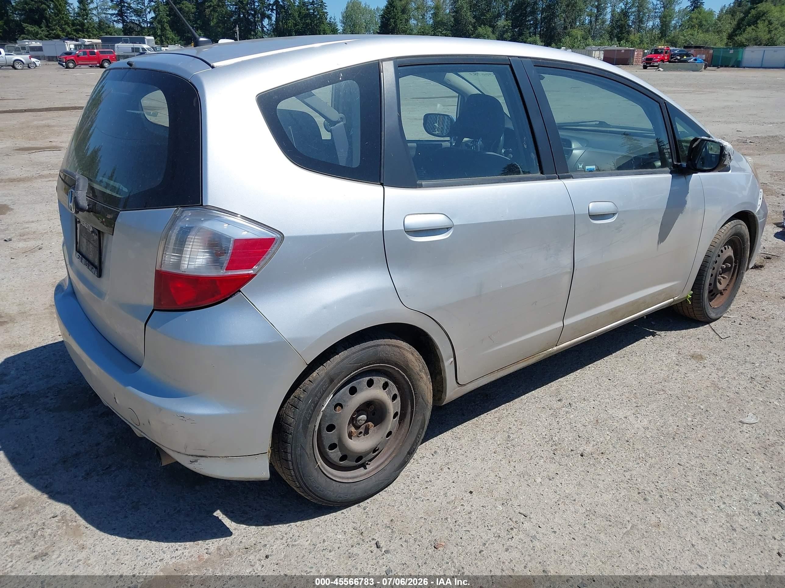 2013 Honda Fit   Silver vin: JHMGE8H38DC023087