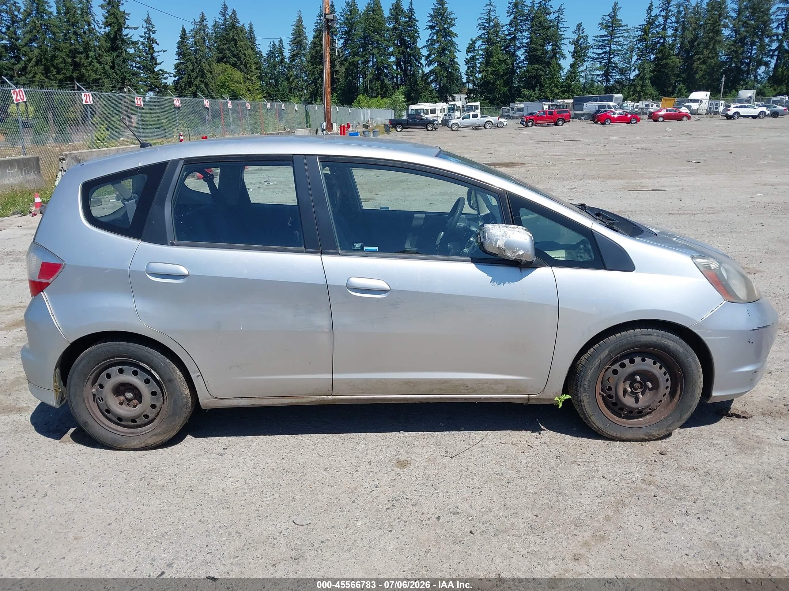 2013 Honda Fit   Silver vin: JHMGE8H38DC023087