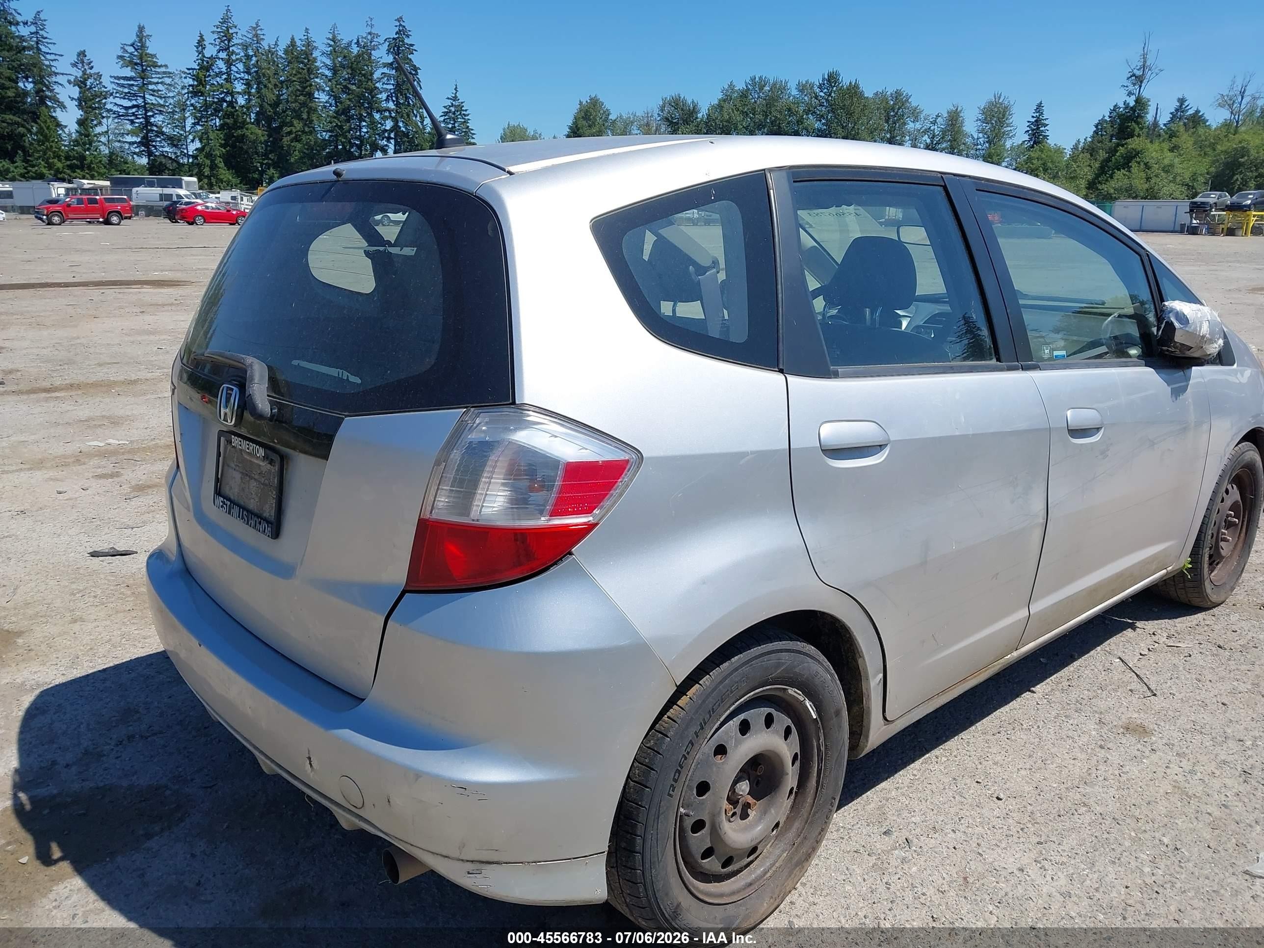 2013 Honda Fit   Silver vin: JHMGE8H38DC023087