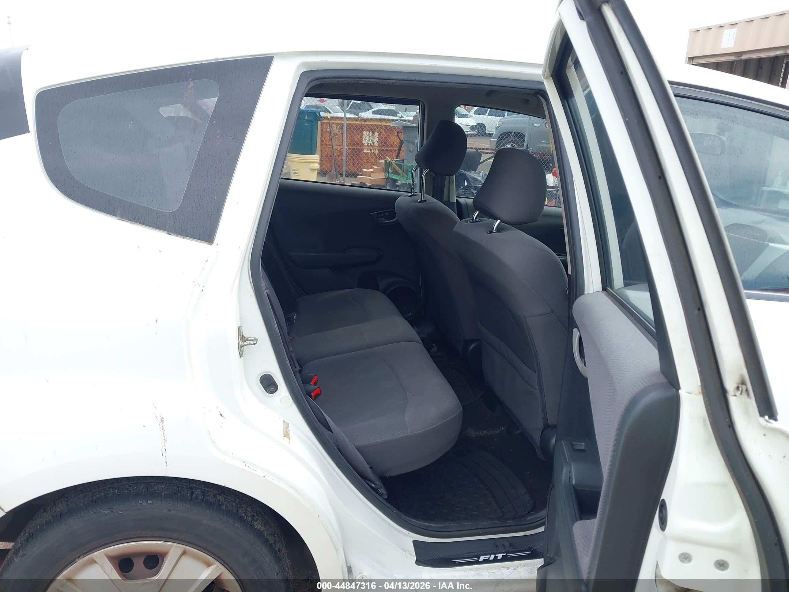 2013 Honda Fit   White vin: JHMGE8H38DC042268