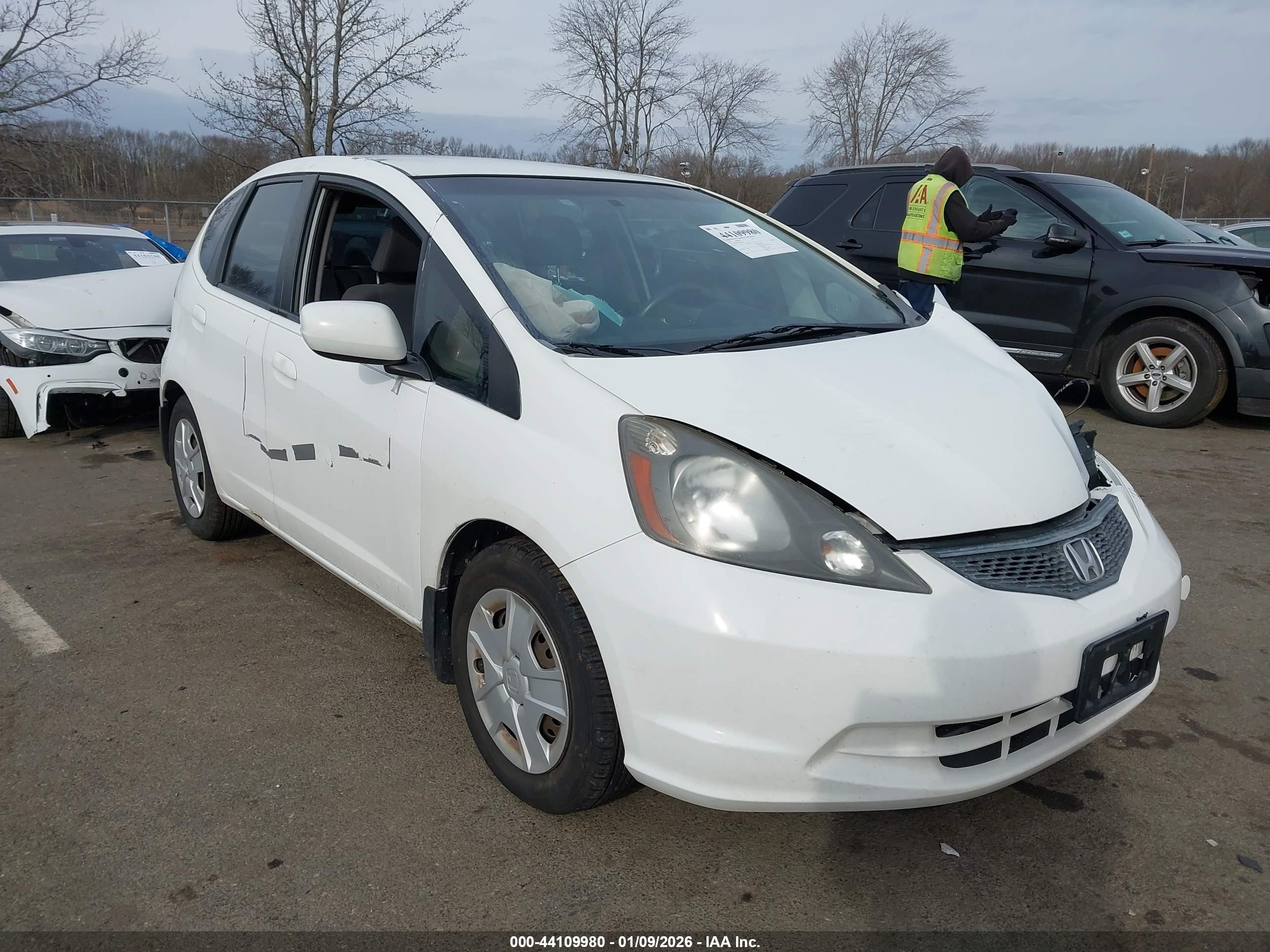2013 Honda Fit   White vin: JHMGE8H38DC053965